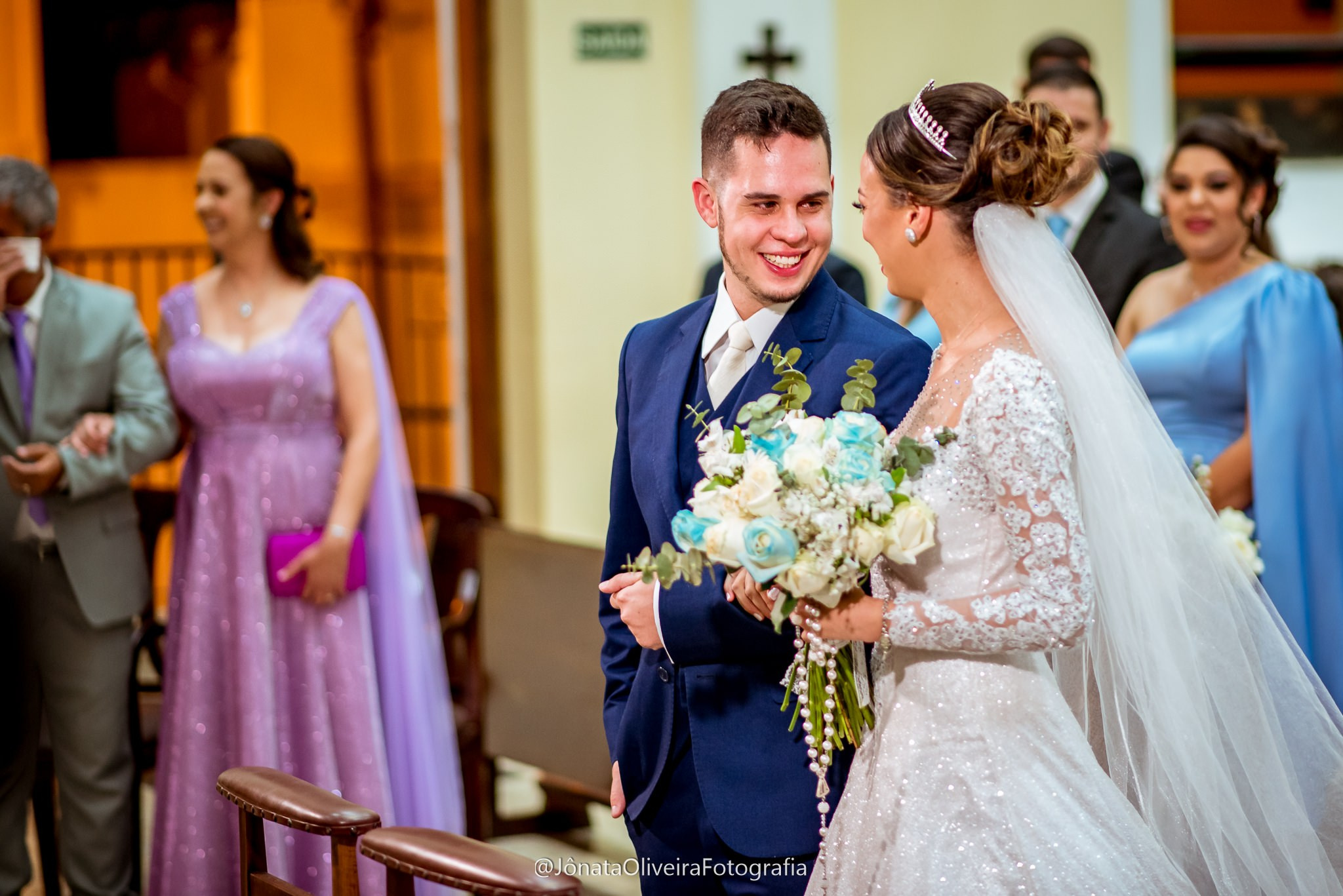 noivos sorrindo enquanto se olham