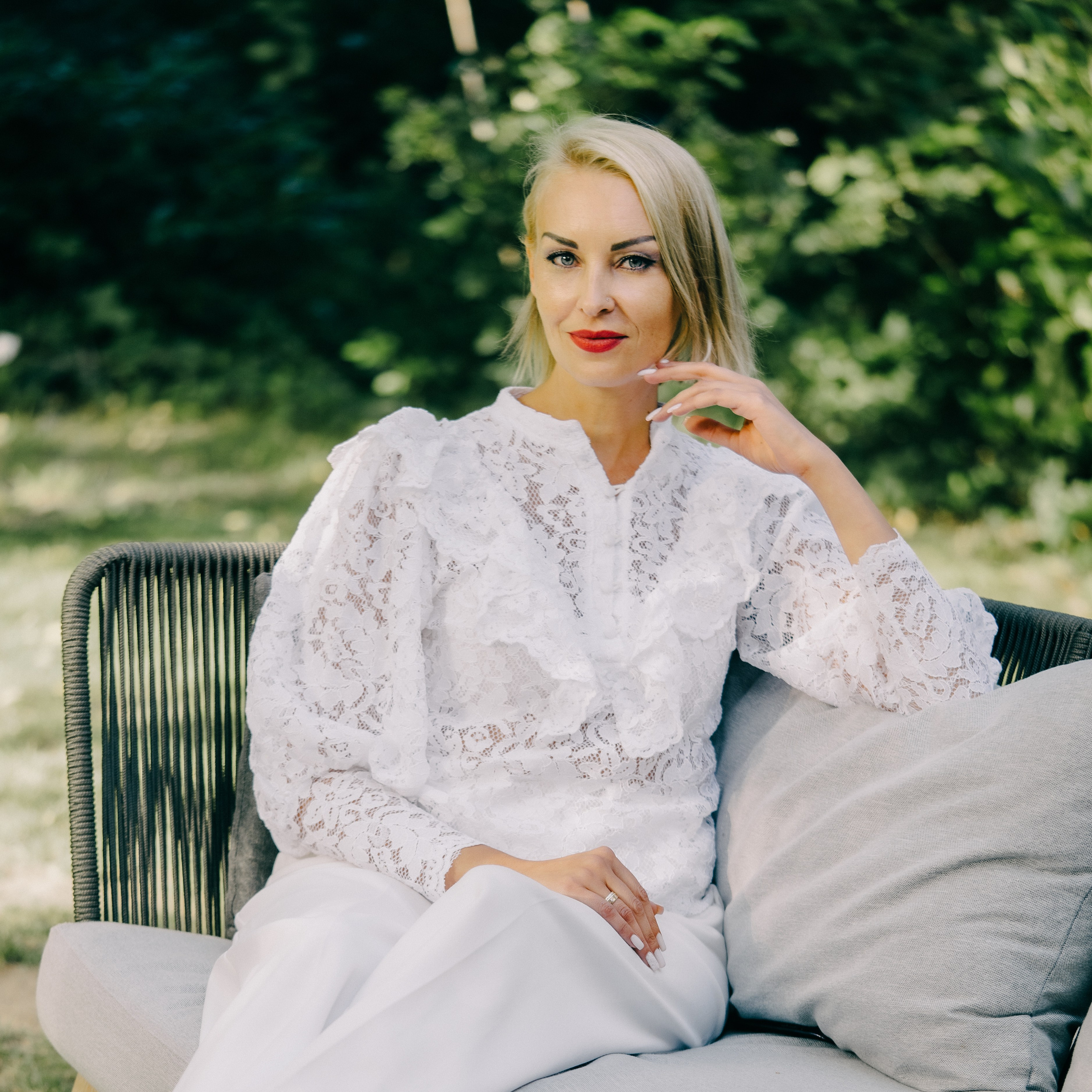 Frauenporträt in eleganter Pose mit einem ruhigen und harmonischen Hintergrund