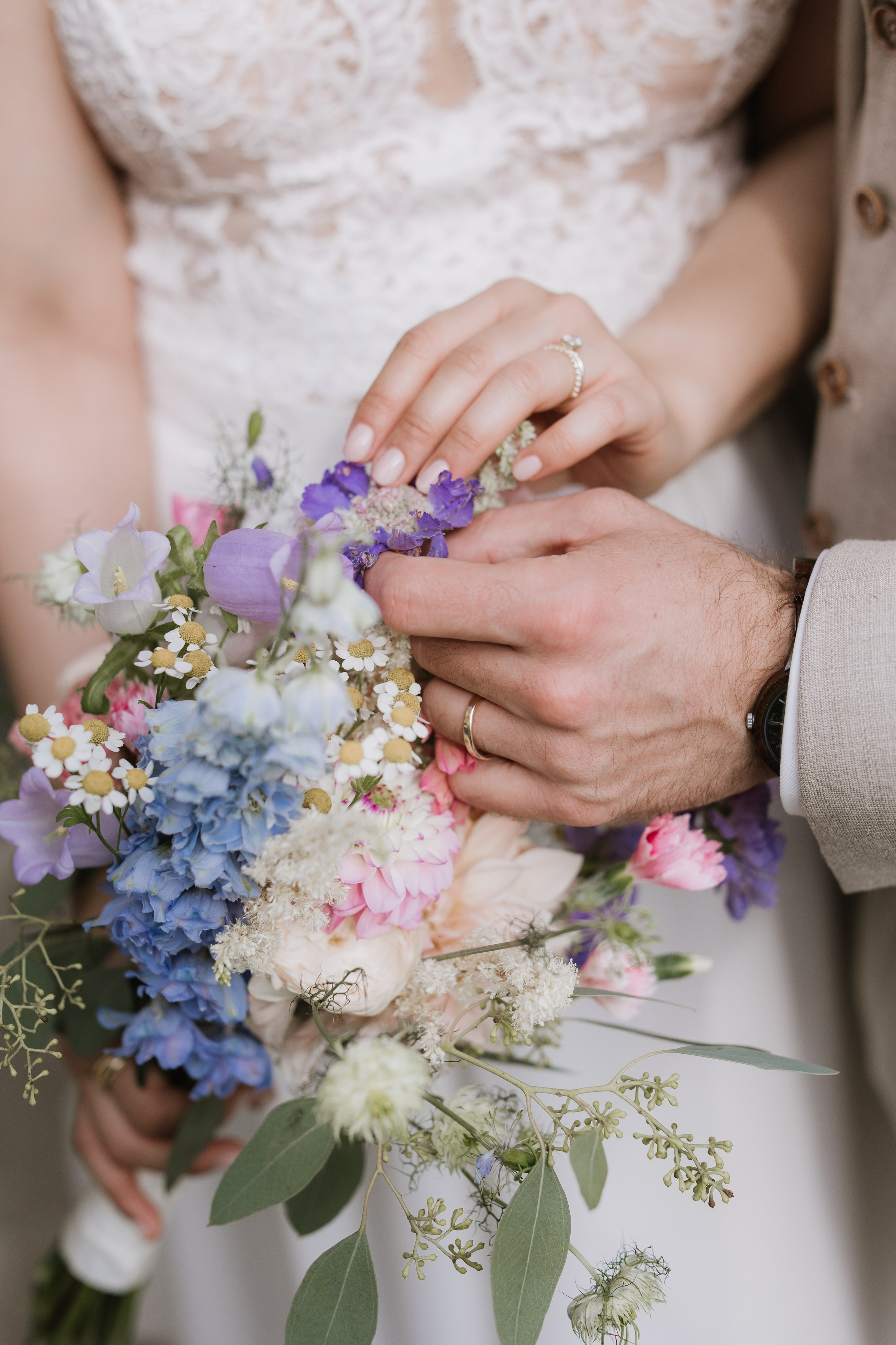 Boho Brautstrauß mit wilden Blumen und Gräsern