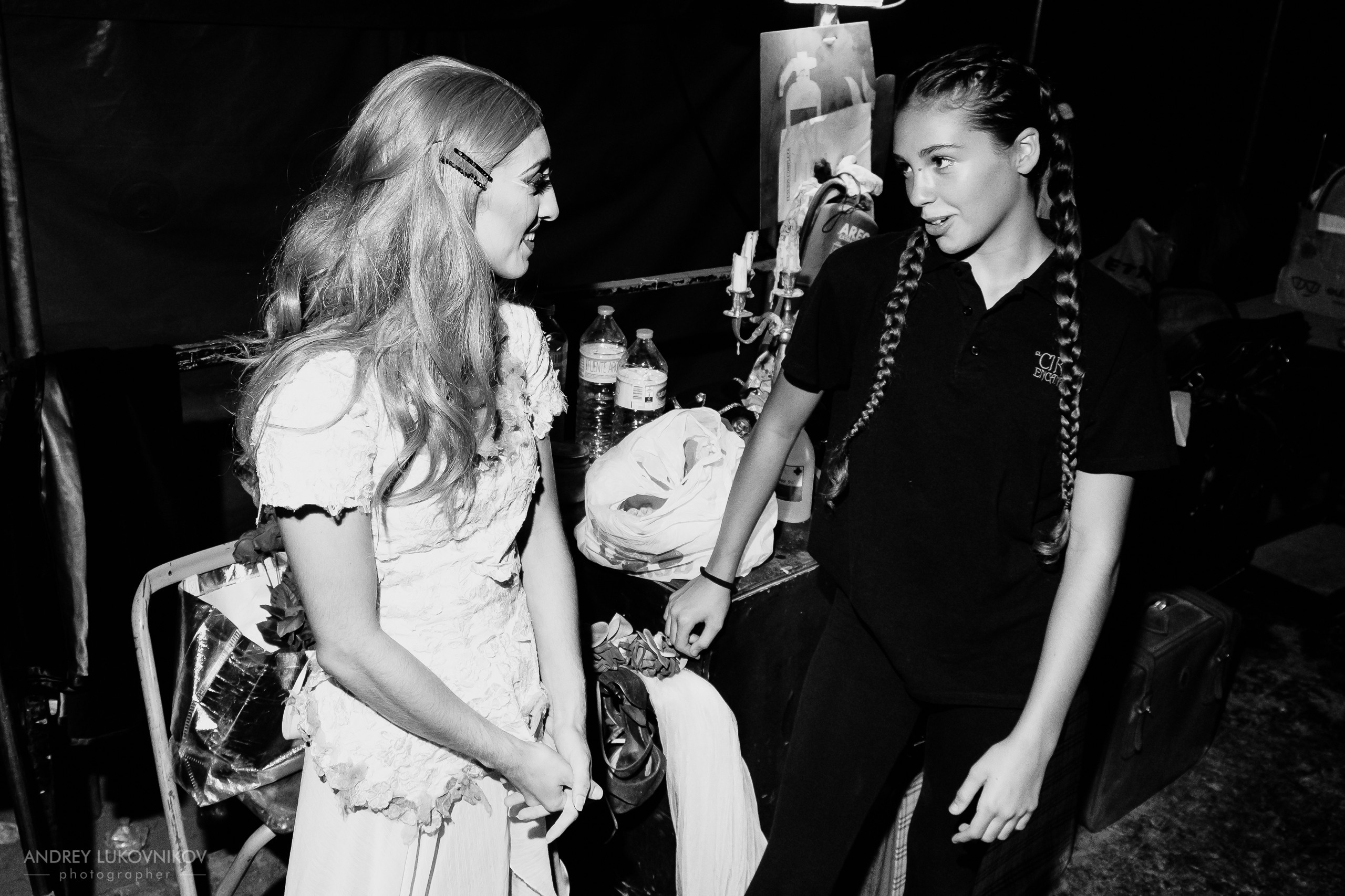 Sesión de fotos entre bastidores en El Circo Encantado: la vida de los artistas tras bambalinas