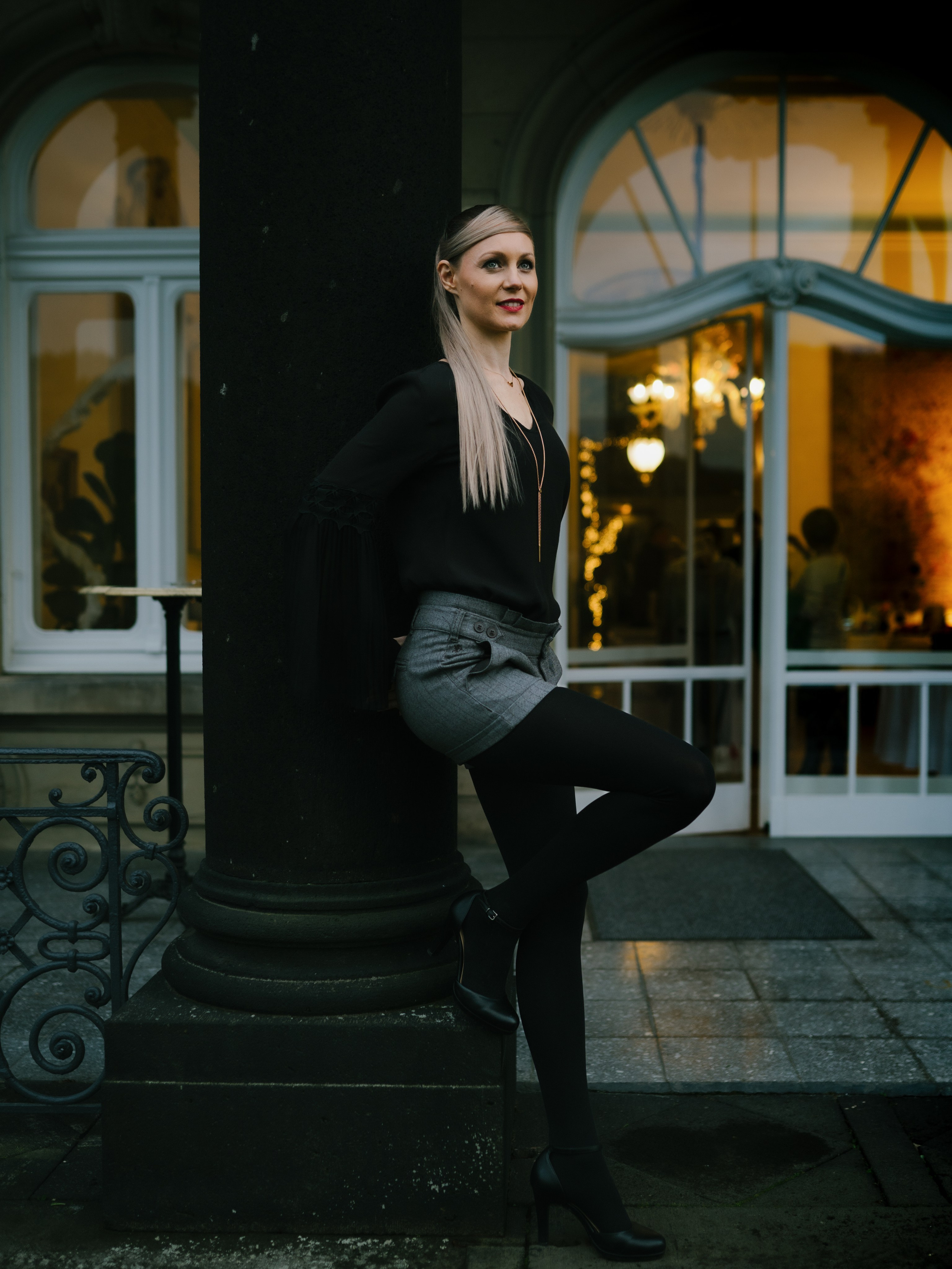 Stilvolles Frauenporträt in klassischer Pose mit einer eleganten Atmosphäre