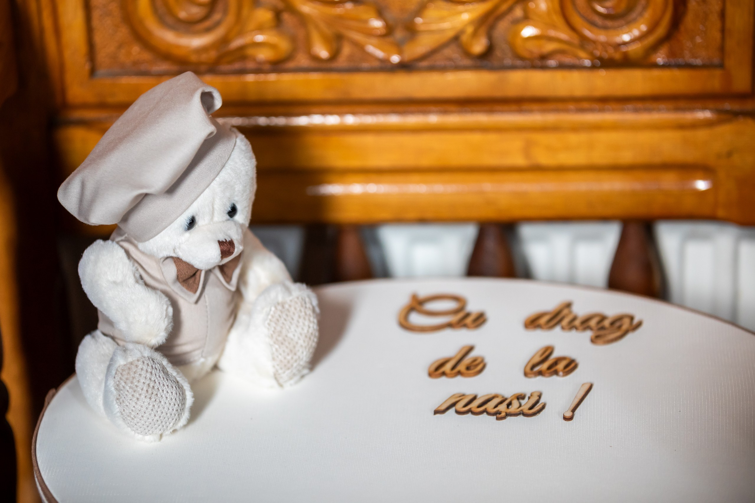 fotograf botez , fotografie botez Botoșani, fotograf Alin Chirilă, amintiri botez, fotografii botez, botez Miruna Parascheva, fotograf copii, fotografie botez în Botoșani-alt="botez , fotografie botez Alin Chirilă, amintiri botez, fotografii emoționante botez Botoșani"-- fotografii-botez-bebelus- amintiri-botez-micuț- moment-sfânt-crestinare- fotografie-emotionanta-botez- detalii-botez-bebelusi- parinti-fericiti-la-botez- fotograf-botez-profesionist- botez-in-biserica-ortodoxa- micuț-botezat-cu-emoție- zâmbete-și-lacrimi-la-botez- bebeluș-la-cristelniță- decor-botez-colorat- botez-cu-dragoste-și-credință- emotie-pura-la-botez- fotograf-botez-botosani- botez-iasi-suceava-fotograf- amintiri-nepretuite-botez-- Preotul ținându-l pe micuțul Mathias Gabriel la botez, în biserica Înălțarea Domnului, Copălău - Detalii de la botezul lui Mathias – lumânare, trusou și icoană - Familia lui Mathias Gabriel alături de micuț, în ziua botezului - Portret emoționant cu mama și bebelușul în brațe, în biserică,fotograf profesionist evenimente Botoșani, Iași, Suceava, Fălticeni, Bacău, Pașcani, Roman - AlinoFotoStudio by Alin Chirilă - servicii foto nuntă, botez, cununie, ședințe foto creative, albume personalizate, fotografii emoționante și calitative pentru cele mai importante momente din viață,fotograf nuntă Botoșani Alin Chirilă, ședință foto botez Iași - AlinoFotoStudio, servicii fotograf profesionist evenimente Suceava, fotograf cununie civilă Fălticeni - Alin Chirilă, album foto nuntă personalizat Bacău.“Bebeluș botezat în biserică, ținut în brațe de nași” • “Detaliu cu lumânarea de botez decorată cu flori albe” • “Părinți emoționați alături de copilul lor la ceremonia de botez” • “Masa festivă de botez cu decor tematic și tort personalizat” • “Momentul în care preotul toarnă apă sfințită pe fruntea bebelușului” “Bebeluș în rochie albă de botez, zâmbind în brațele mamei” • “Detaliu cu cruciulița de botez așezată pe o pernă de satin” • “Părinți și nași aprinzând lumânările în timpul ceremoniei de botez” • “Tort de botez decorat cu figurine tematice și numele copilului” • “Copil botezat dormind liniștit în pătuțul decorat festiv” • “Momentul în care preotul binecuvântează copilul în fața altarului” • “Invitați adunându-se în jurul mesei festive la petrecerea de botez” • “Bebeluș ținând în mână o jucărie personalizată primită la botez” • “Familie fericită pozând împreună după ceremonia de botez” • “Decor tematic cu baloane și flori la locația petrecerii de botez” fotograf Botoșani fotograf evenimente fotograf botez Alin Chirila fotograf alinofotostudio.fotograf botez Amelis Maria, fotografie botez Botoșani, fotograf Alin Chirilă, amintiri botez, fotografii botez, botez Amelis Maria, fotograf copii, fotografie botez în Botoșani,