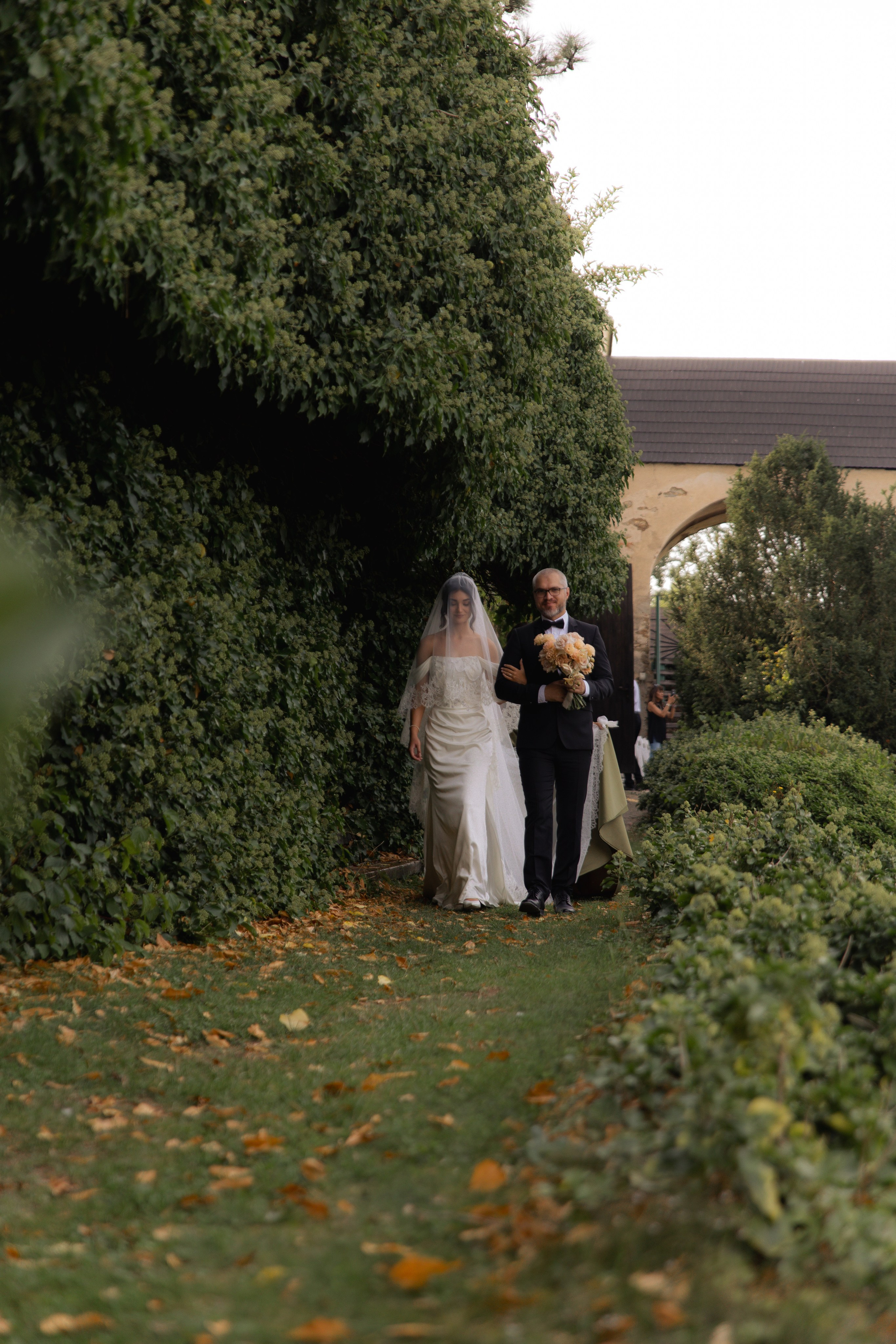 Elegant Castle Wedding in Austria | Alwin & Ruth’s Fairytale Celebration. Wedding photographer and videographer based in Timisoara, Romania