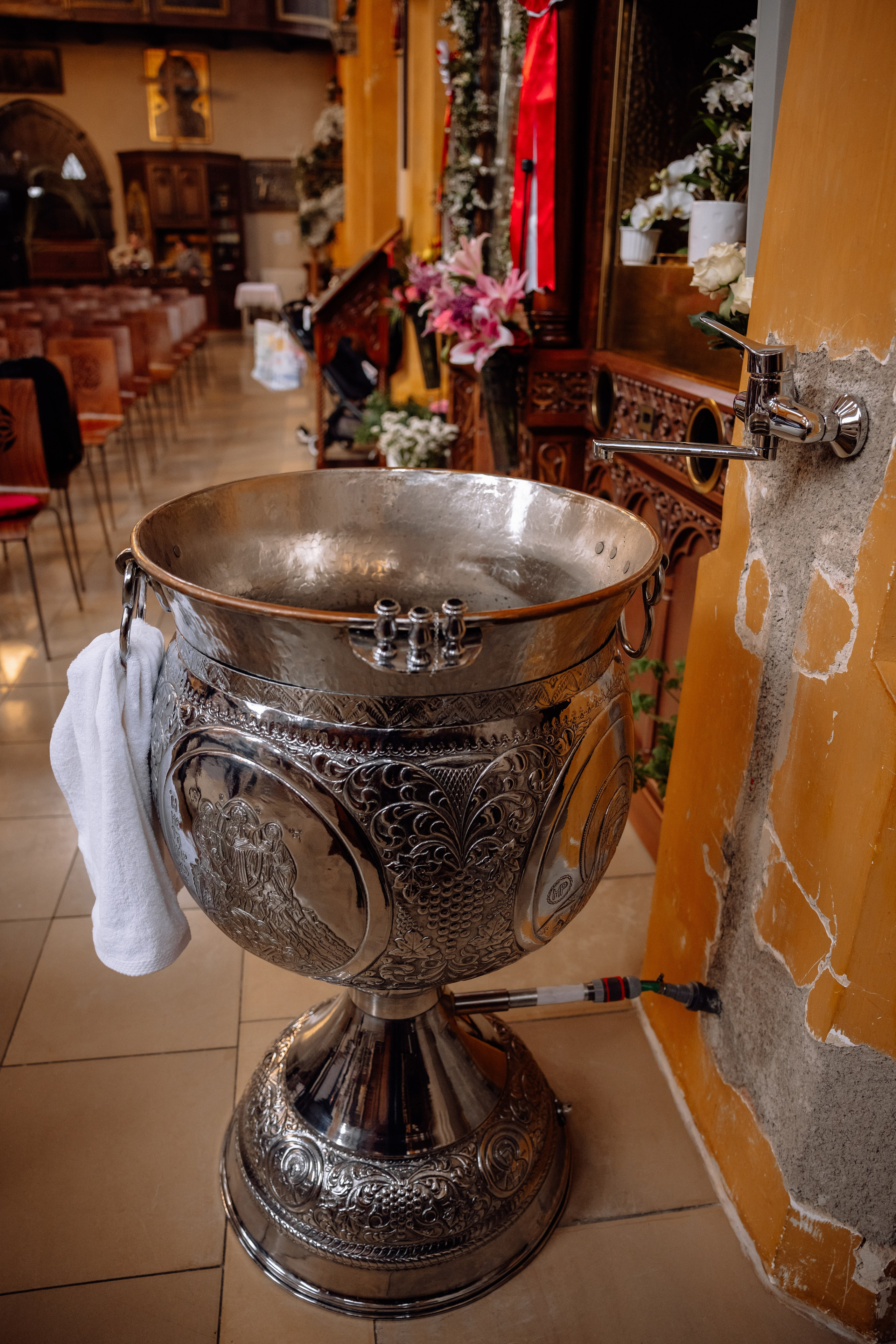 Detailaufnahme Taufe München – Taufbecken mit Wasser während der Zeremonie
