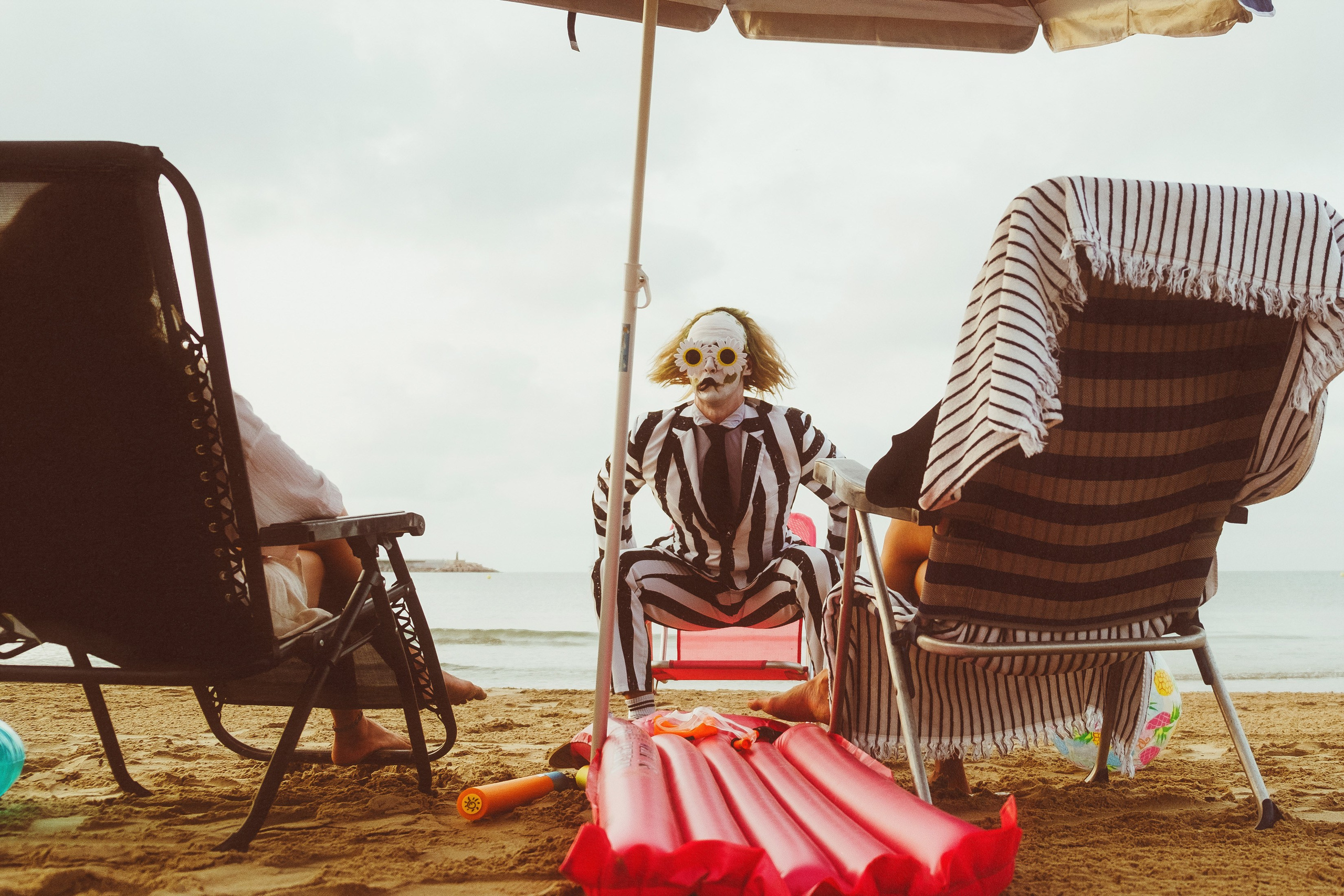 Beetlejuice на море: Экспериментальная фотосессия с цирковыми артистами — Фотограф Андрей Луковников