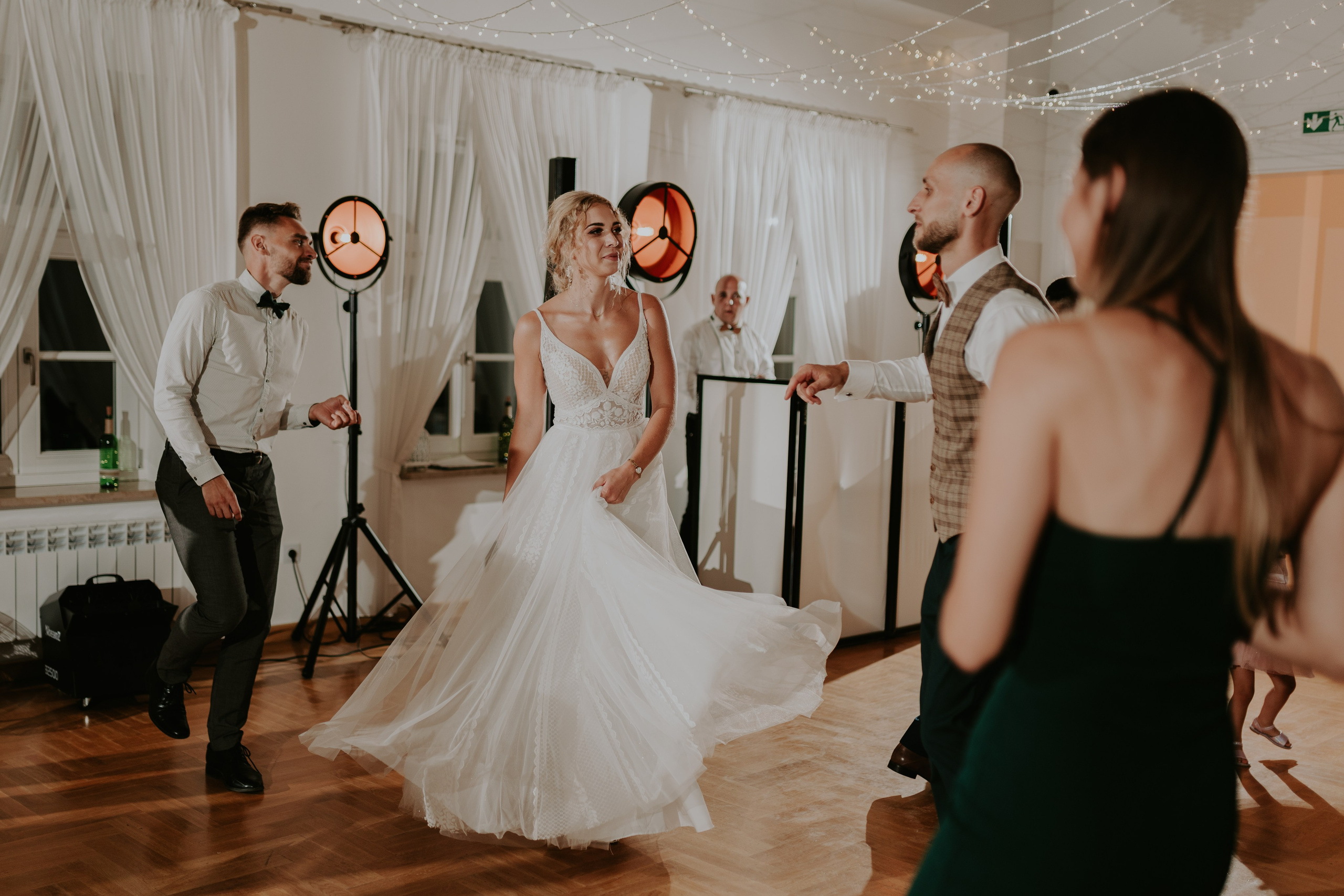 Dwór Wierzbno: plenerowy ślub pod wierzbą. Karkowskafoto - fotografia miłości