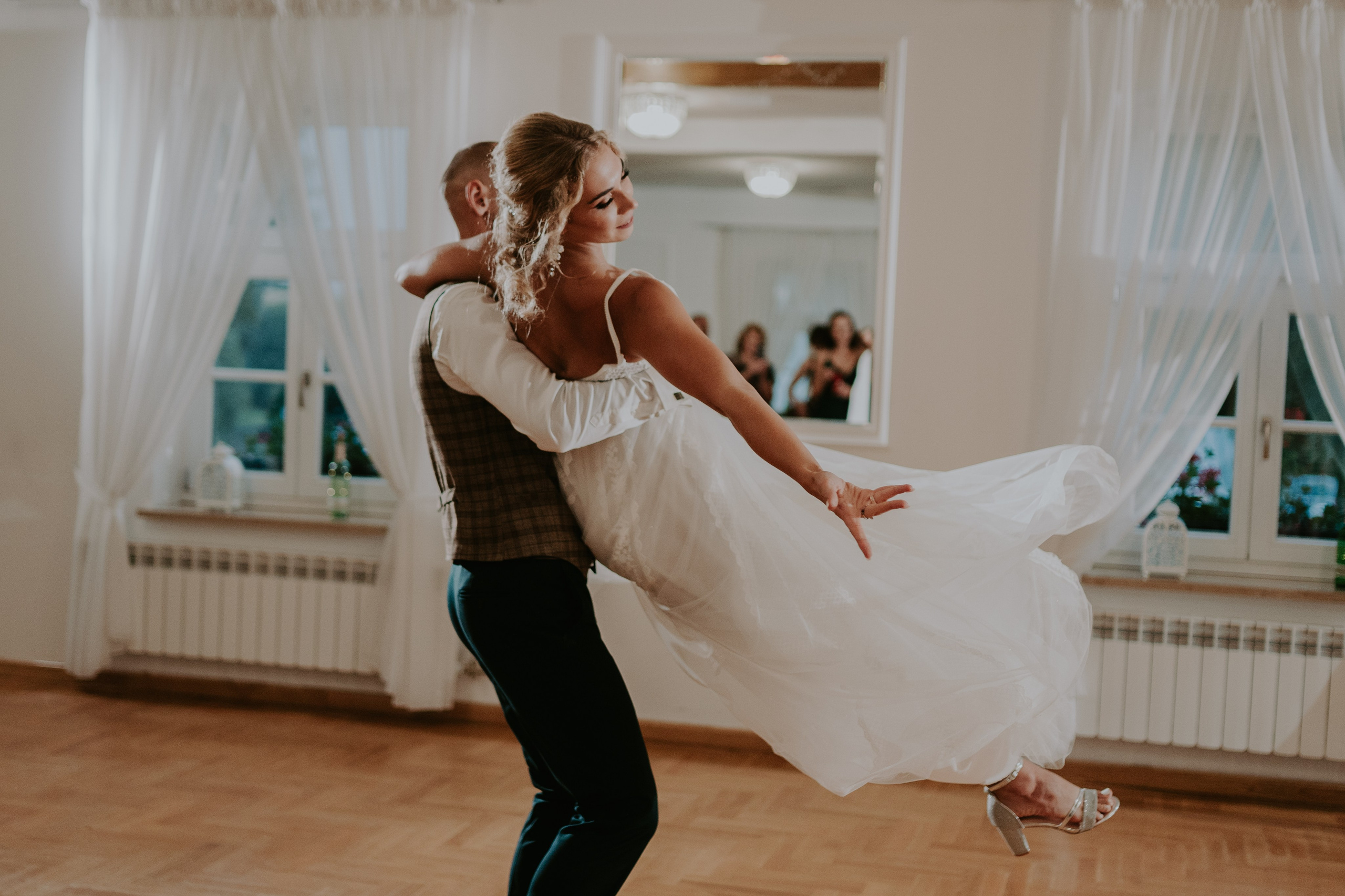 Dwór Wierzbno: plenerowy ślub pod wierzbą. Karkowskafoto - fotografia miłości