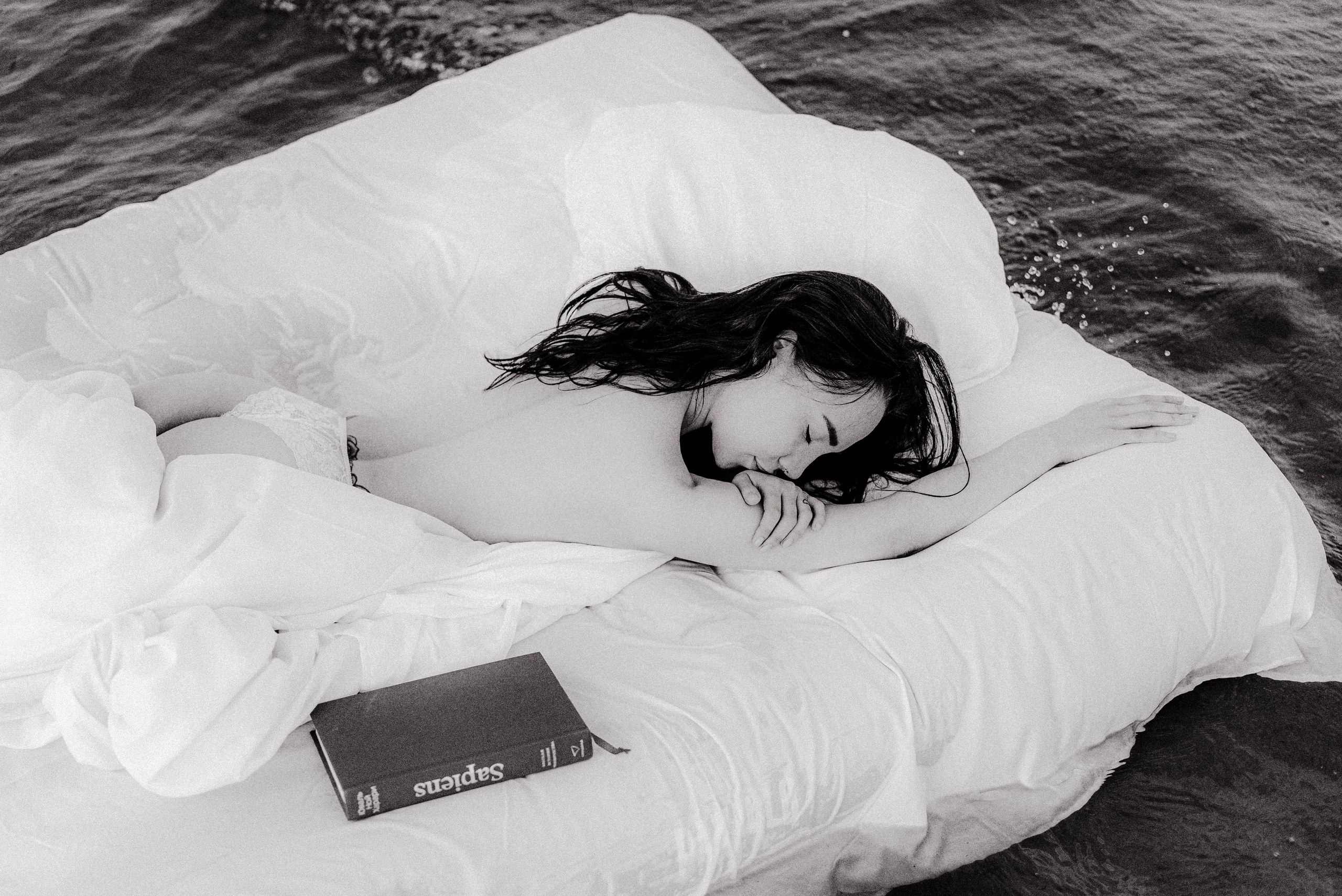 Luxury Beach Boudoir Photography | Floating Bed Photo Session. Videographer and photographer in New York // MAKAROV.VIDEO