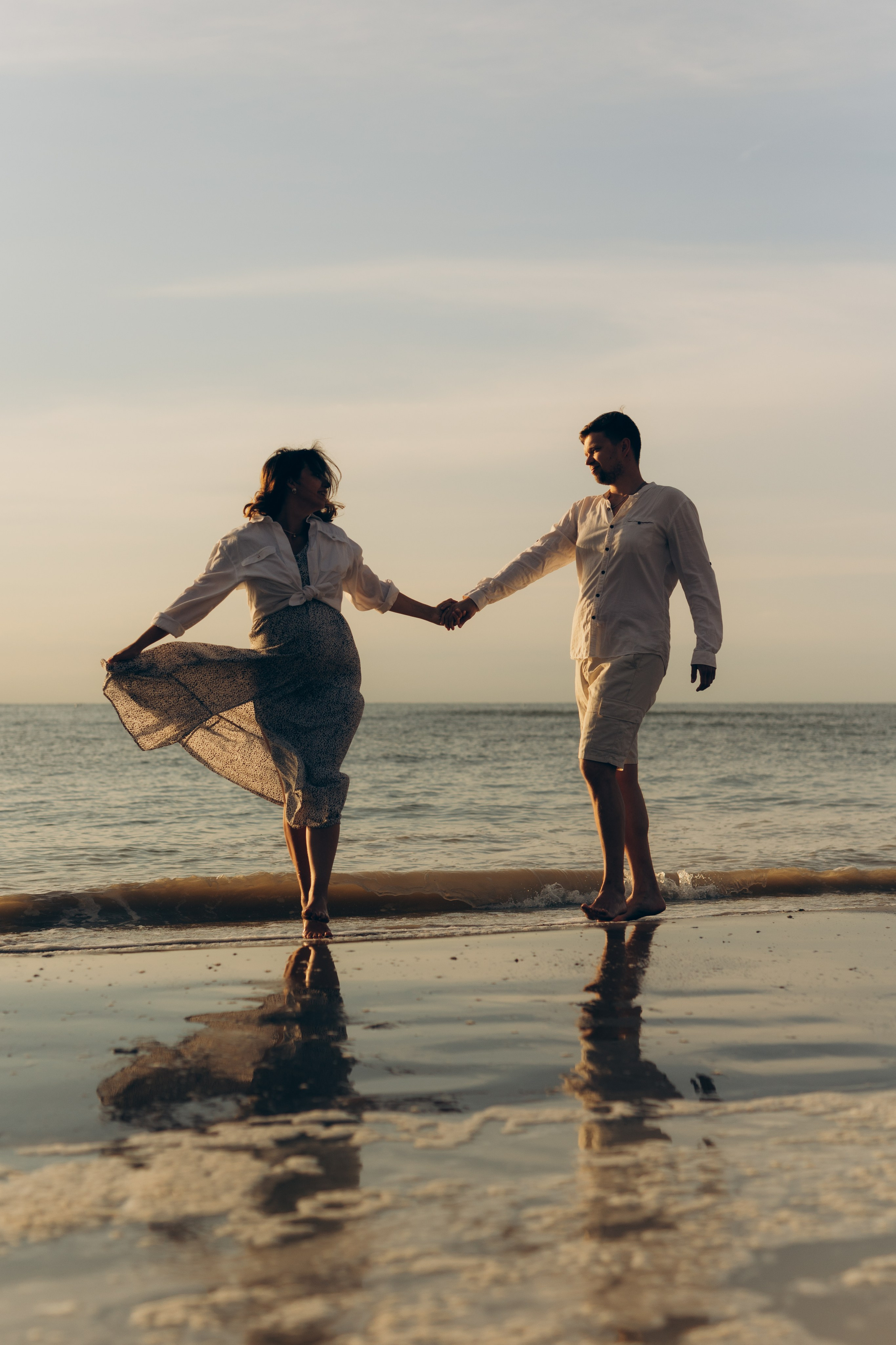 Coppia romantica al tramonto sulla spiaggia di Cesenatico.