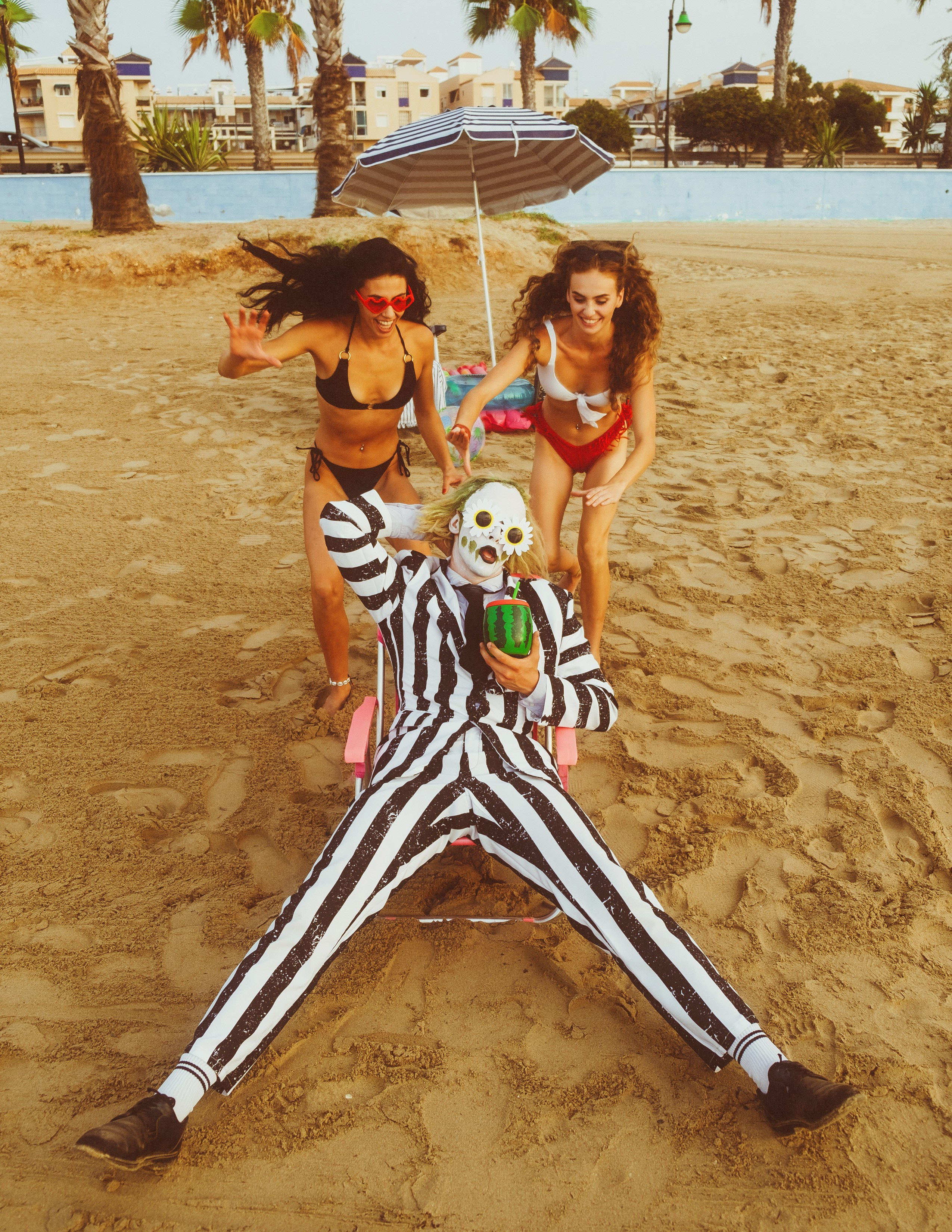 Beetlejuice на море: Экспериментальная фотосессия с цирковыми артистами — Фотограф Андрей Луковников