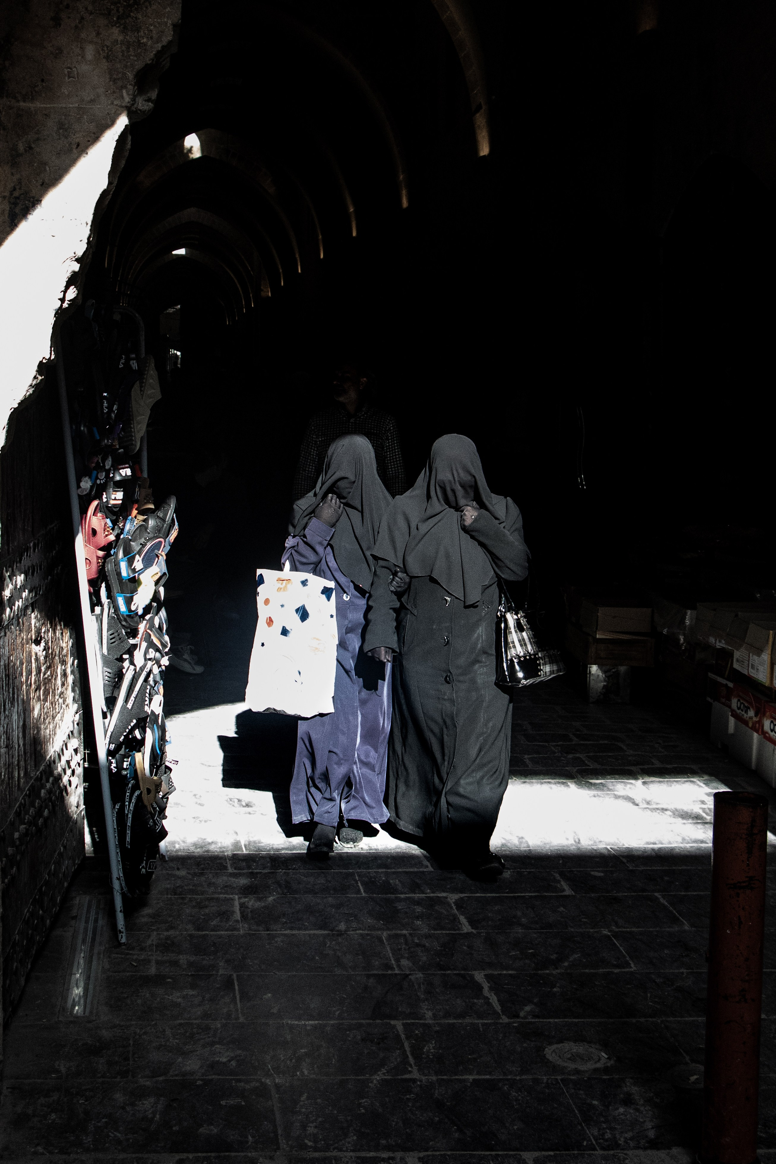 Des femmes quittent le marché animé d’Alep.