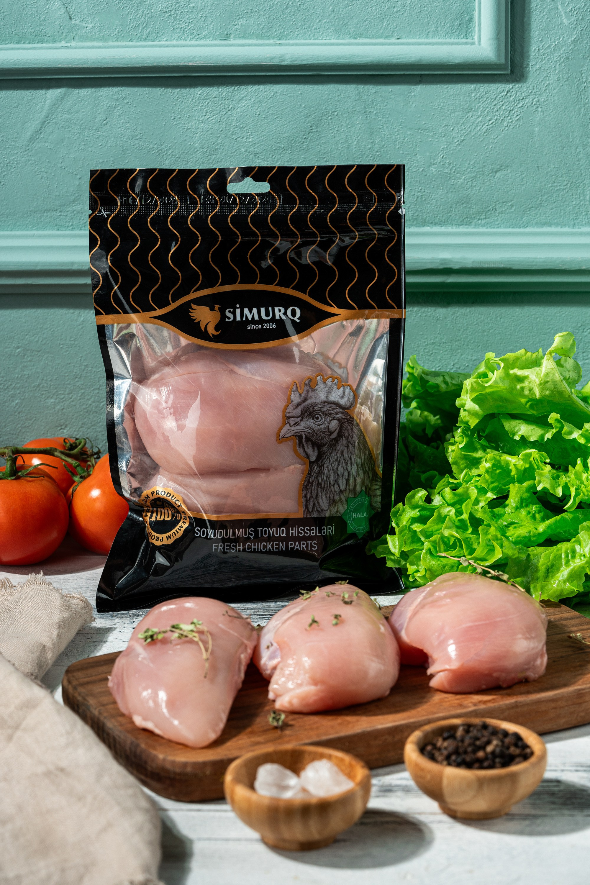 Simurq toyuq filesi məhsulu – qablaşdırmada və doğranmış şəkildə, tərəvəz və ədviyyatla dekorlu qida fotoqrafiyası | məhsul təqdimatı