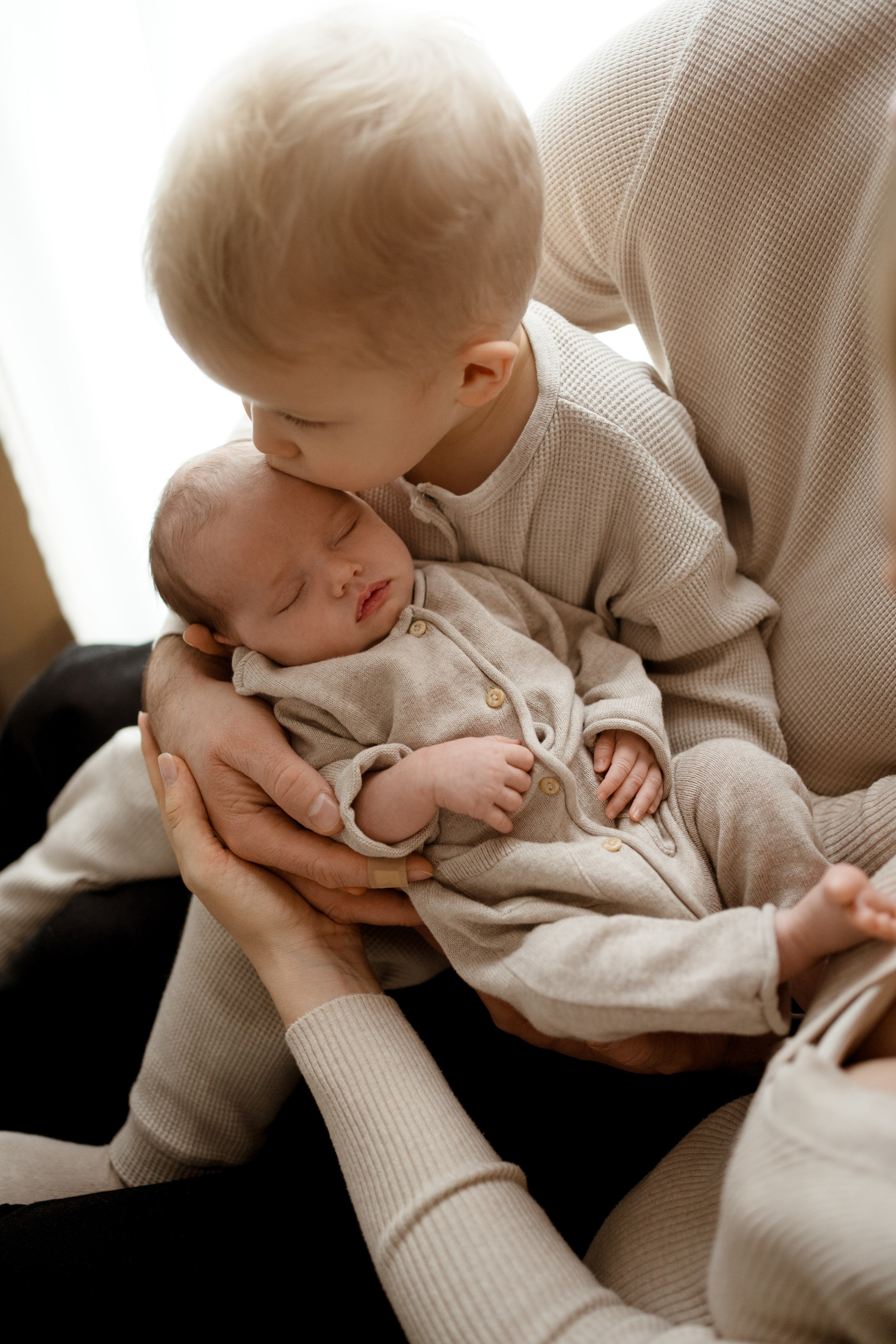 Fotograf w Łodzi – naturalne zdjęcie noworodka owiniętego w kocyk