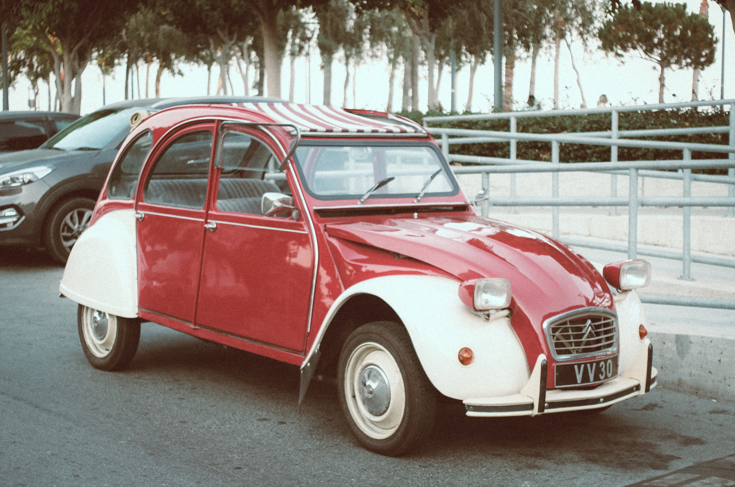 Citroën 2CV6 | Vintage Car Citroën 2CV6 | Street Photography Limassol, Cyprus | FUJIFILM XPRO-3 + MIR-1 37MM F2.8