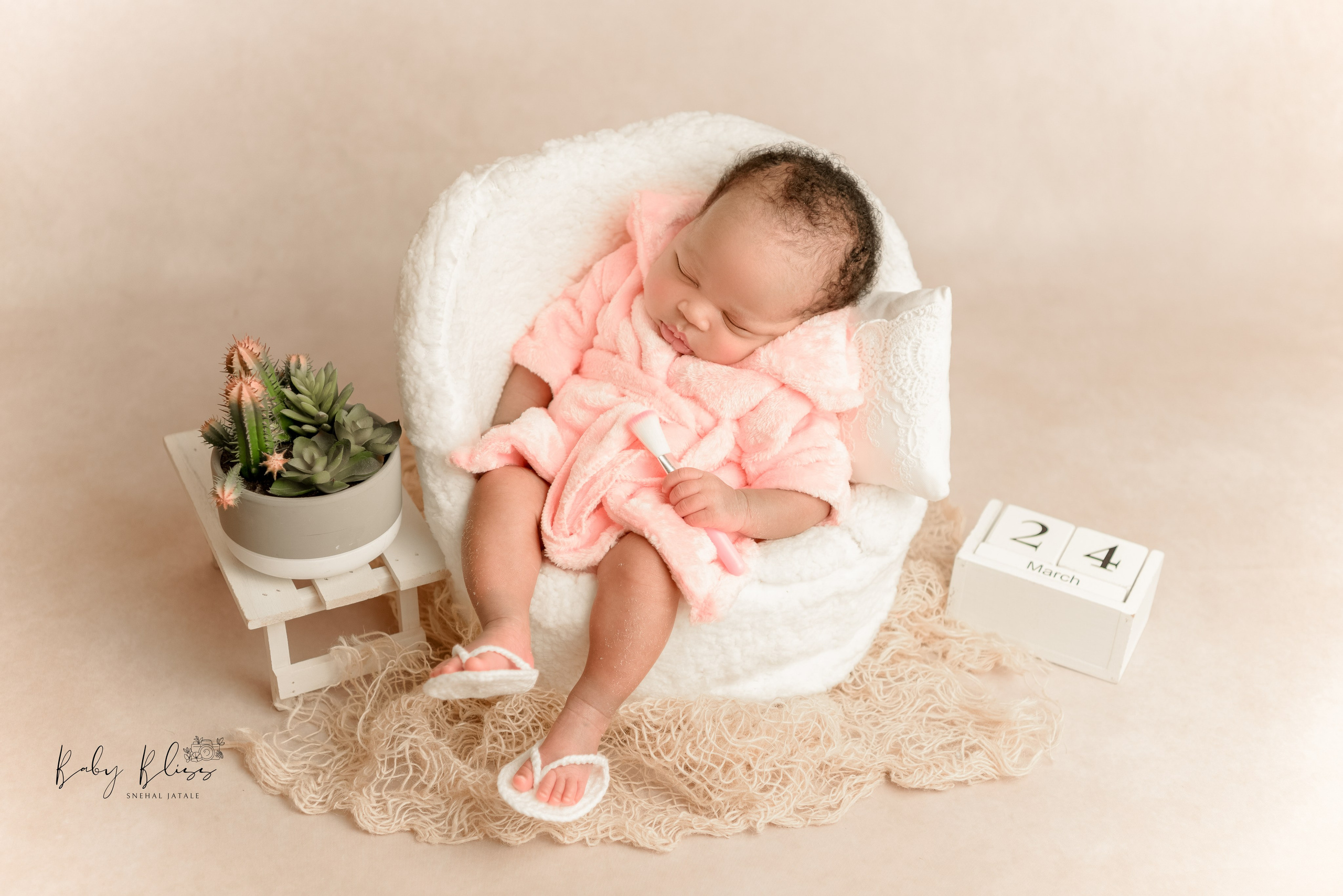 Best newborn photographer in Doha, Qatar. Best infant photoshoot in Doha, Qatar. Newborn photo session in Doha Qatar, baby, sitter, cake smash, pre-birthday, maternity, family photographer in Doha, Qatar