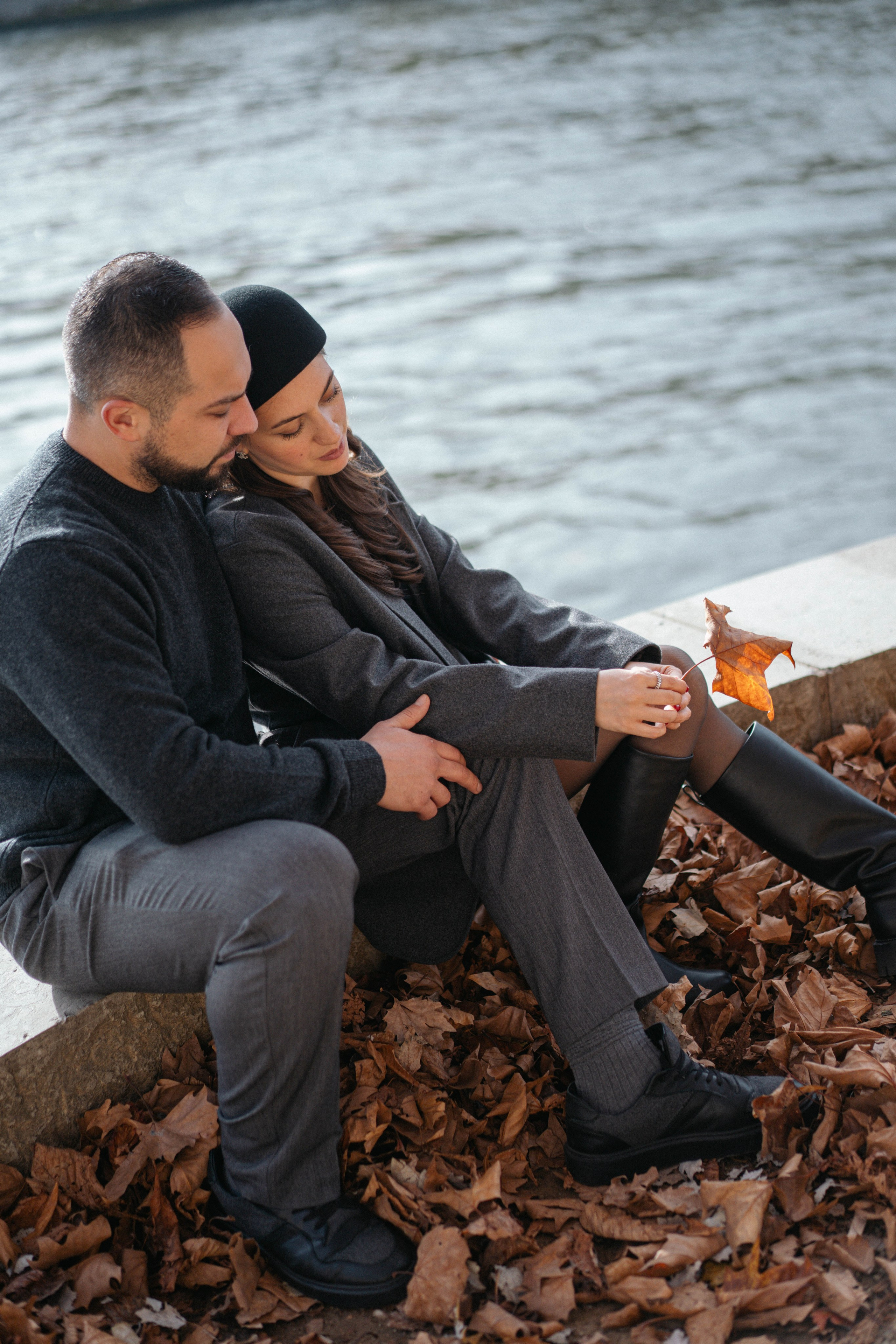 пара на набережных Сены осенью