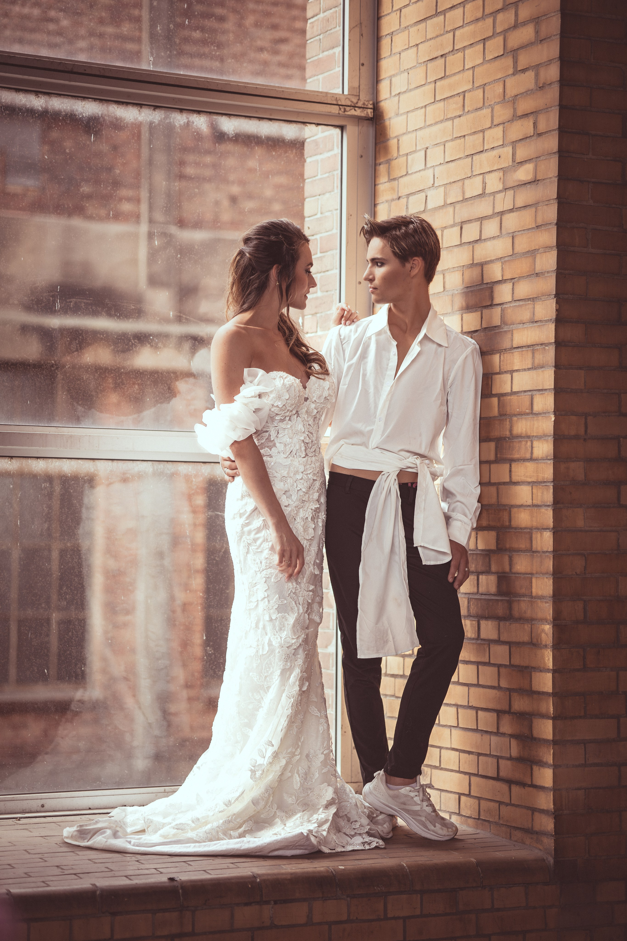 Trendy bruidsjurk en stijlvol trouwkostuum gefotografeerd in Interscaut Schelle - Kapture Fotografie