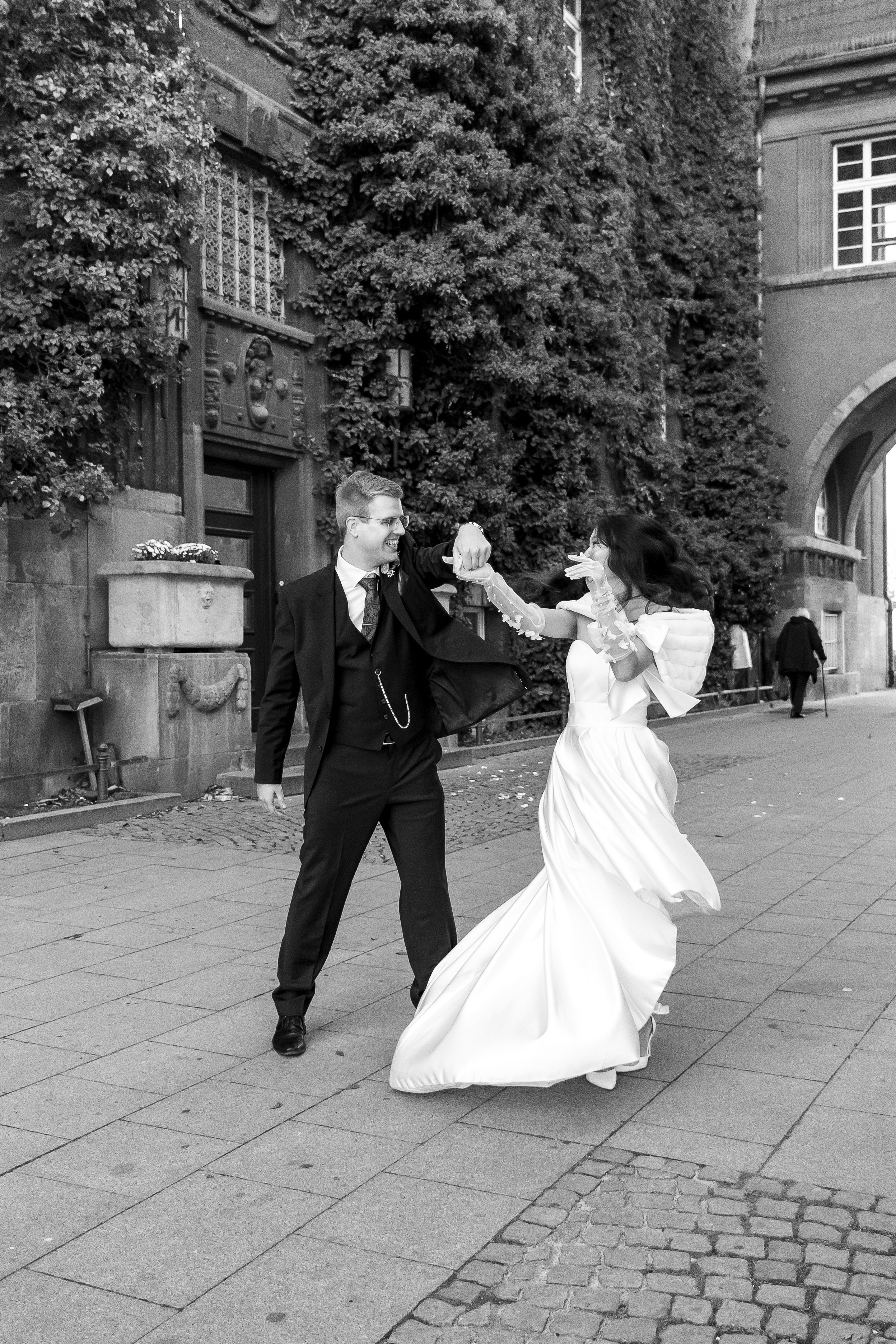 Eine intime Feier vor der großen Hochzeit: Solongo und Victor im Standesamt Spandau. Hochzeitsfotografie in Berlin Nataliia Schütze