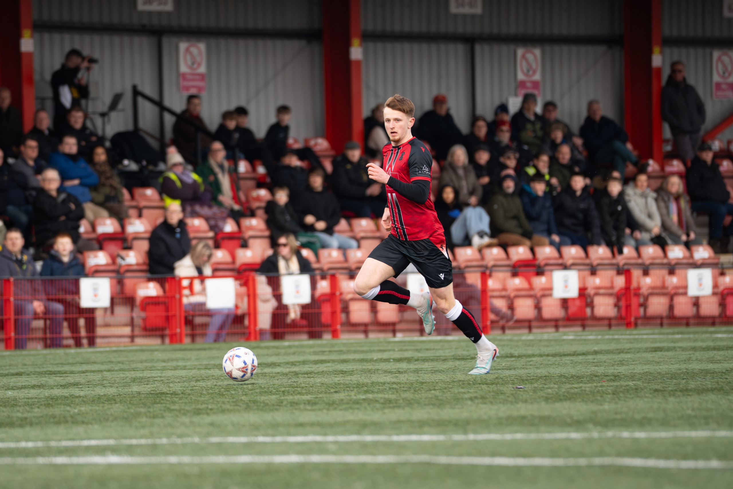 Tamworth, England — February 14, 2026: Oliver Lynch of Tamworth FC runs with the ball during the Enterprise National League match between Tamworth and Aldershot Town at The Lamb Ground. Photo: Jay Soundo