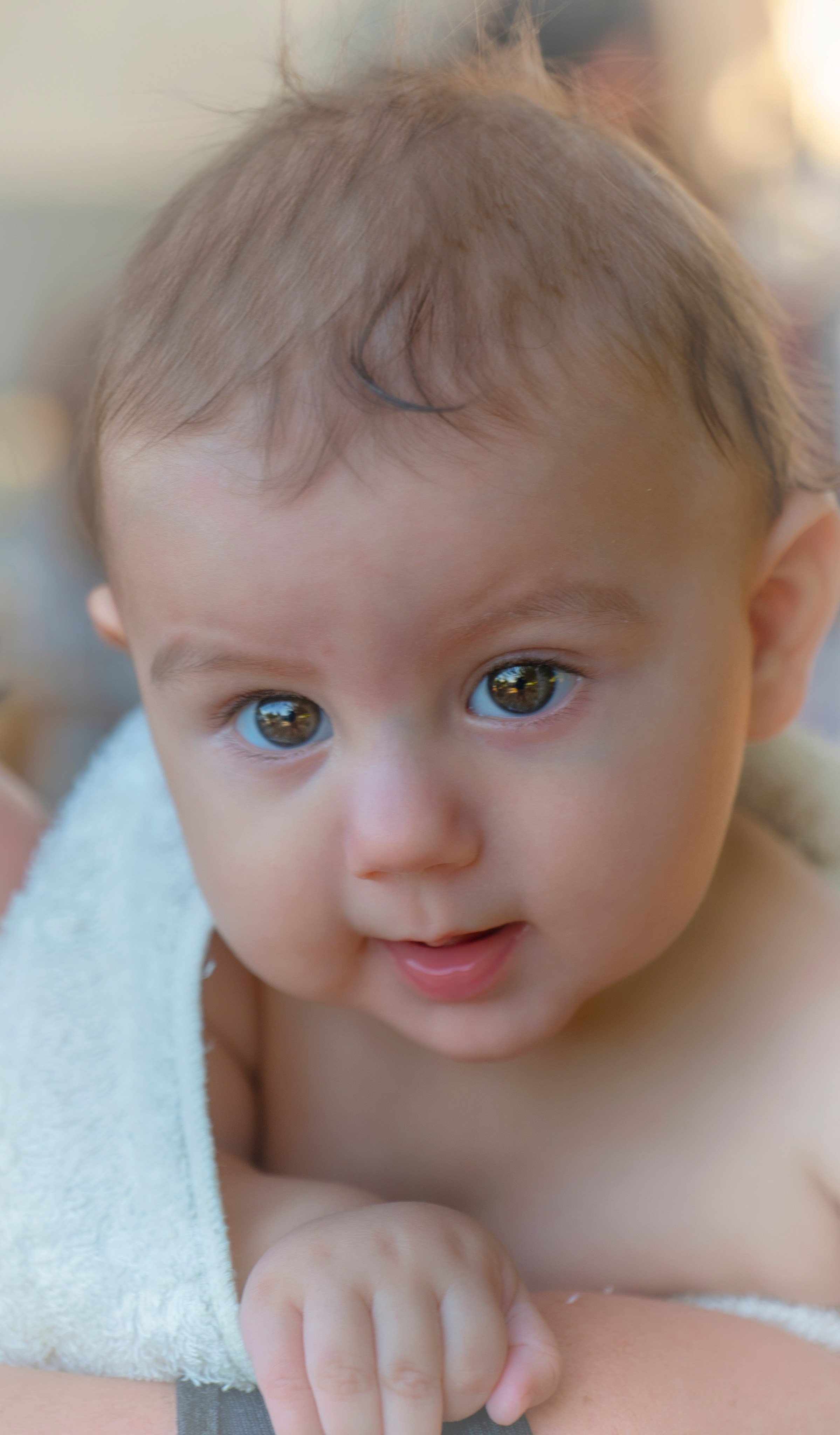 Bebé envuelto en una toalla blanca después del baño.