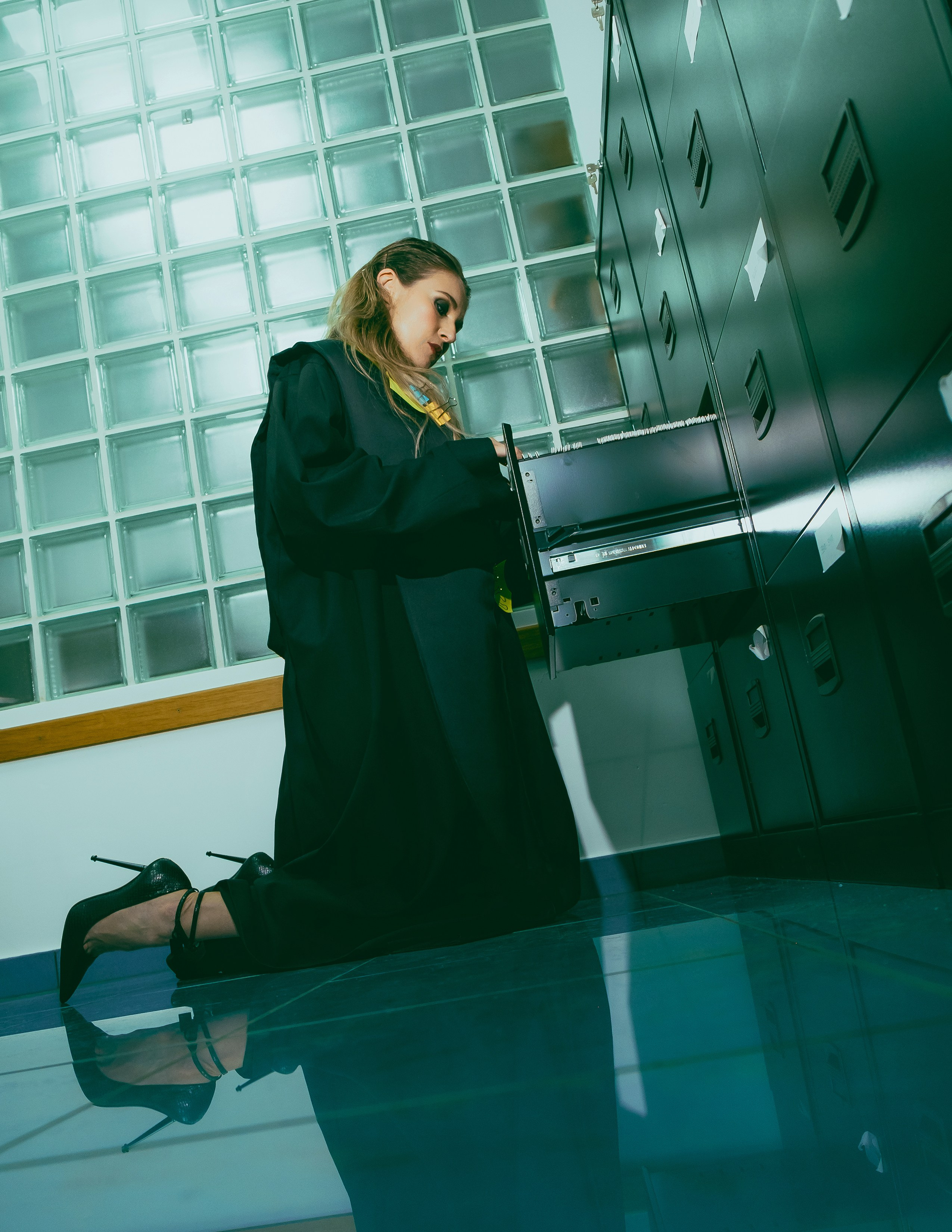 Креативная фотосессия адвоката в офисе в Аликанте, Торревьеха