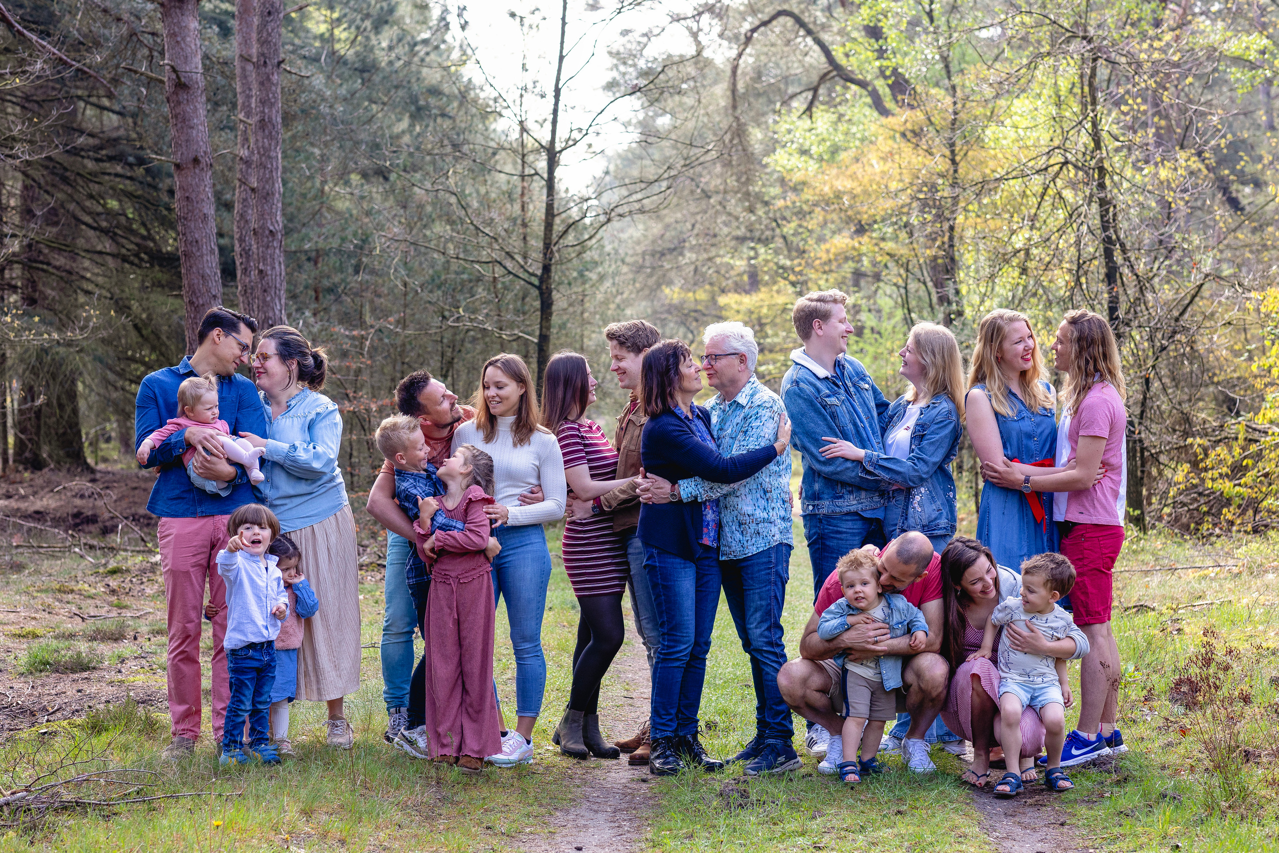 Grote familiefotoshoot. Overijssel. Fotograaf Irina Hoek.
