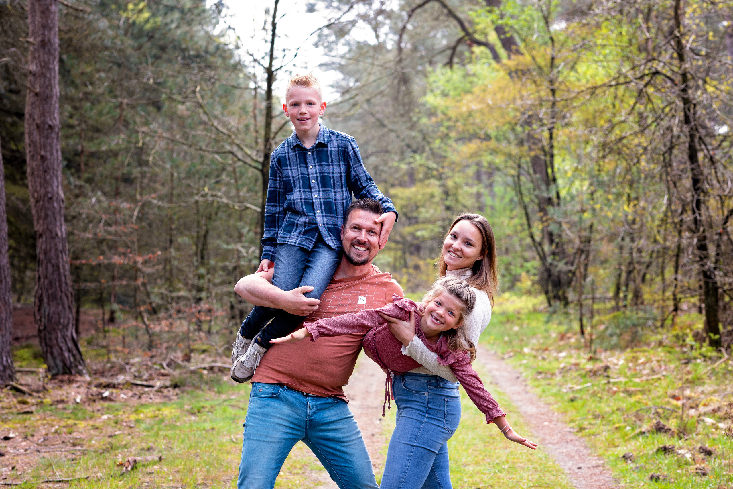 Familie moment vastgelegd in de zandduinen van Dornspijk, Overijssel. Fotograaf Irina Hoek.