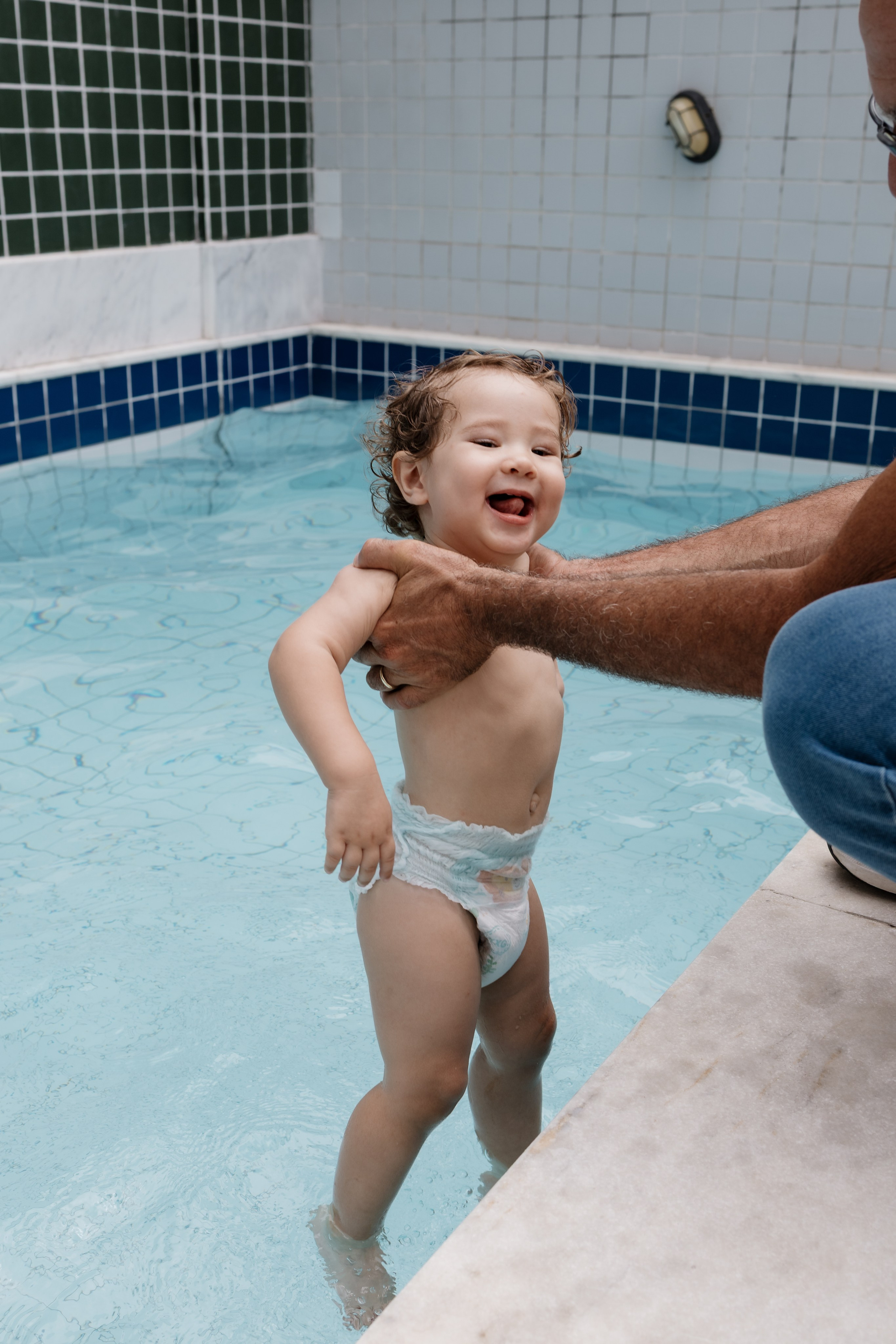 Criança se divertindo após o batizado