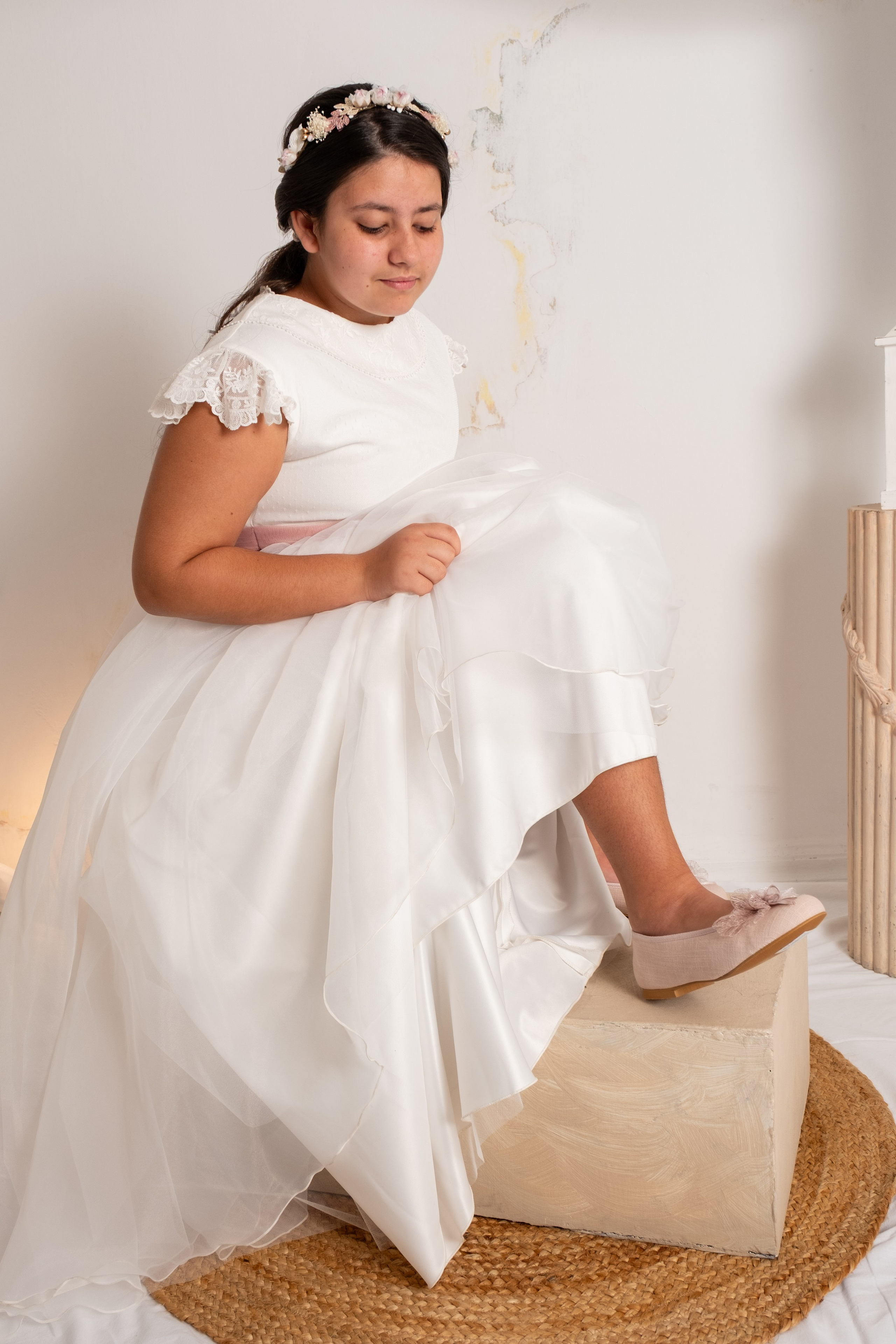 Niña con traje de comunión en estudio de fotografía en Telde, Gran Canaria