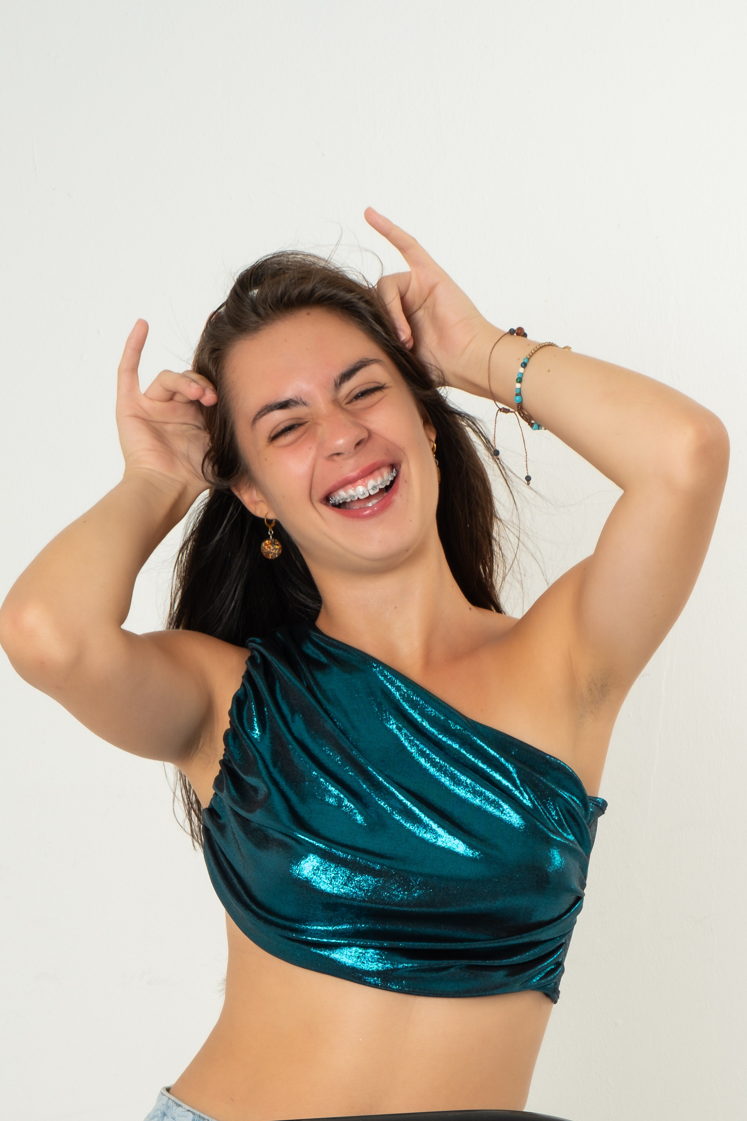 Fotografía artística mostrando libertad y movimiento en sesión de moda.