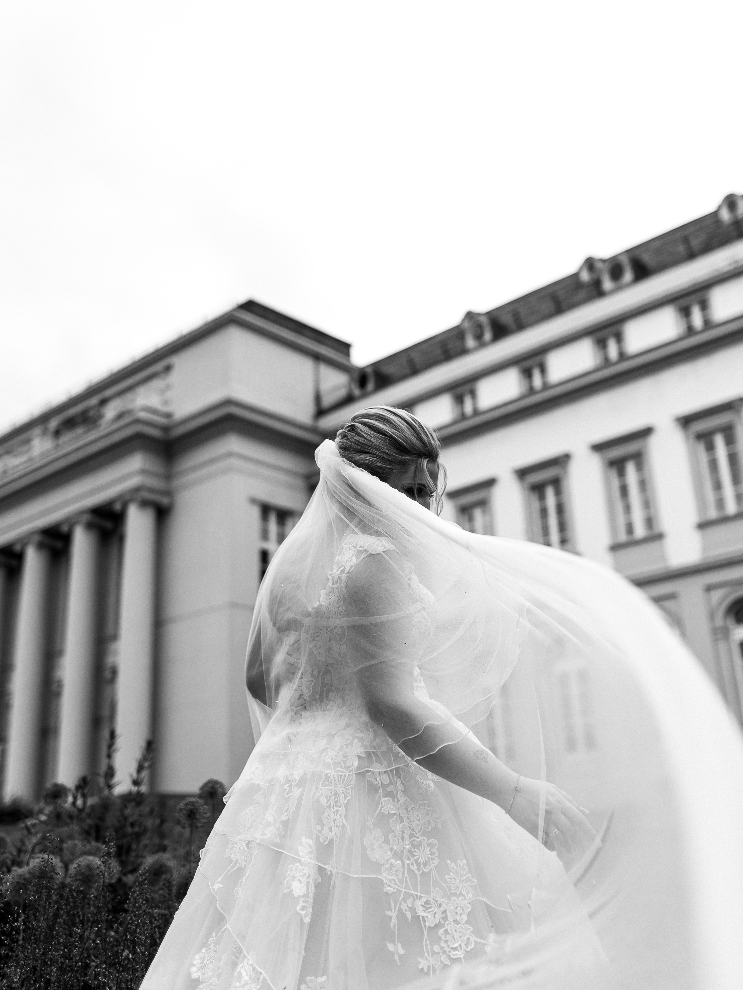 Elegante Braut in ihrem traumhaften Hochzeitskleid, die den Moment ihres großen Tages in voller Schönheit genießt.