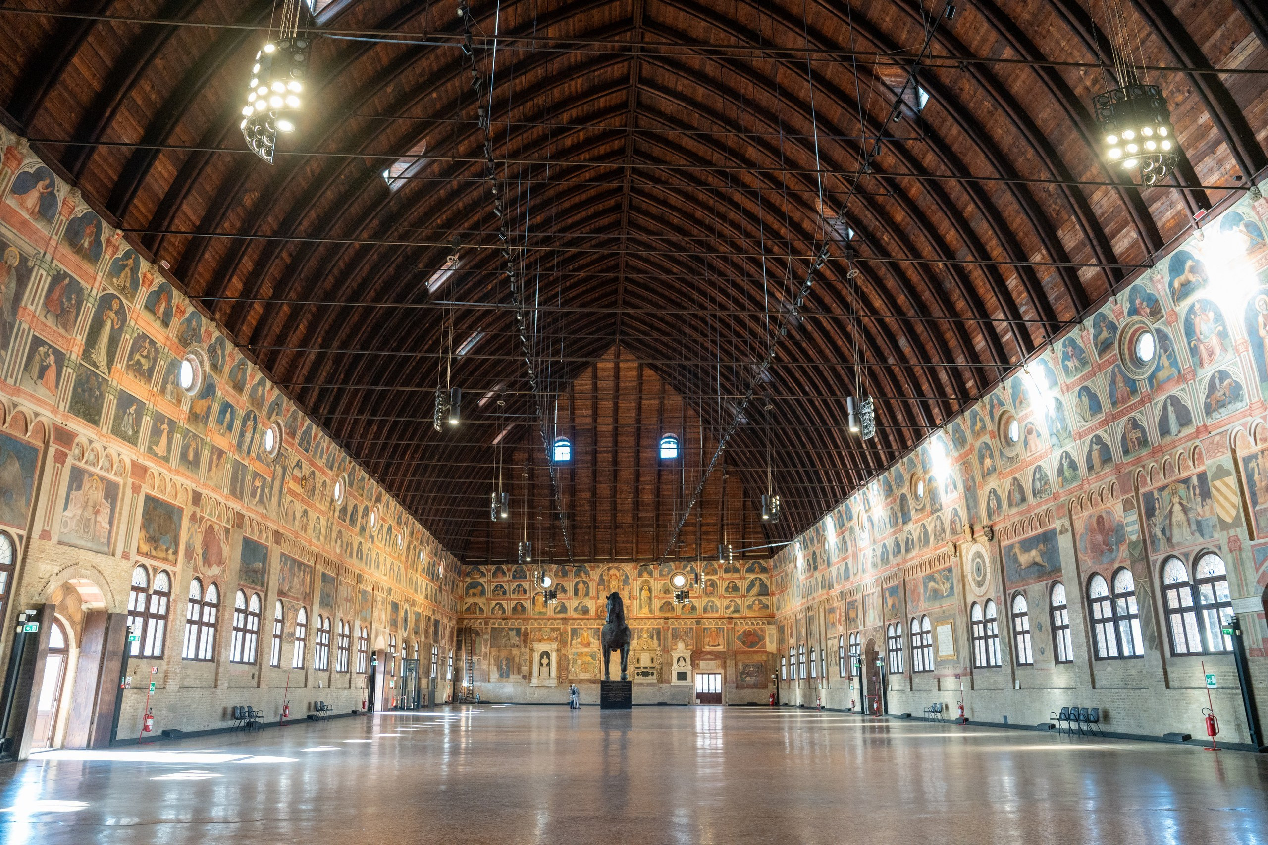 Wedding at Caffè Pedrocchi, Padua. El Velo Blanco I Wedding Photographers