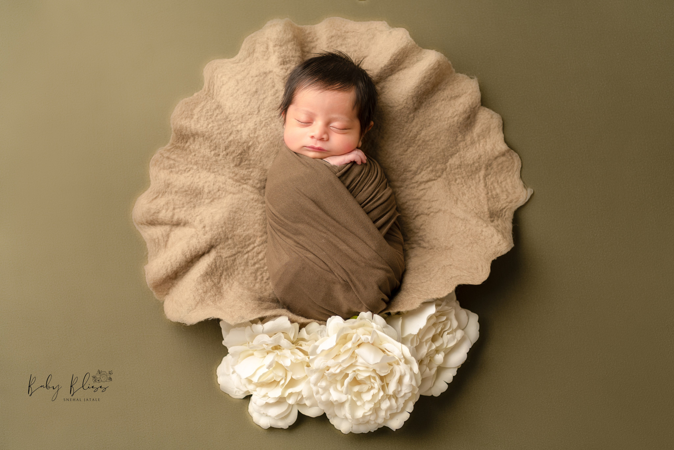 Best newborn photographer in Doha, Qatar. Best infant photoshoot in Doha, Qatar. Newborn photo session in Doha Qatar, baby, sitter, cake smash, pre-birthday, maternity, family photographer in Doha, Qatar