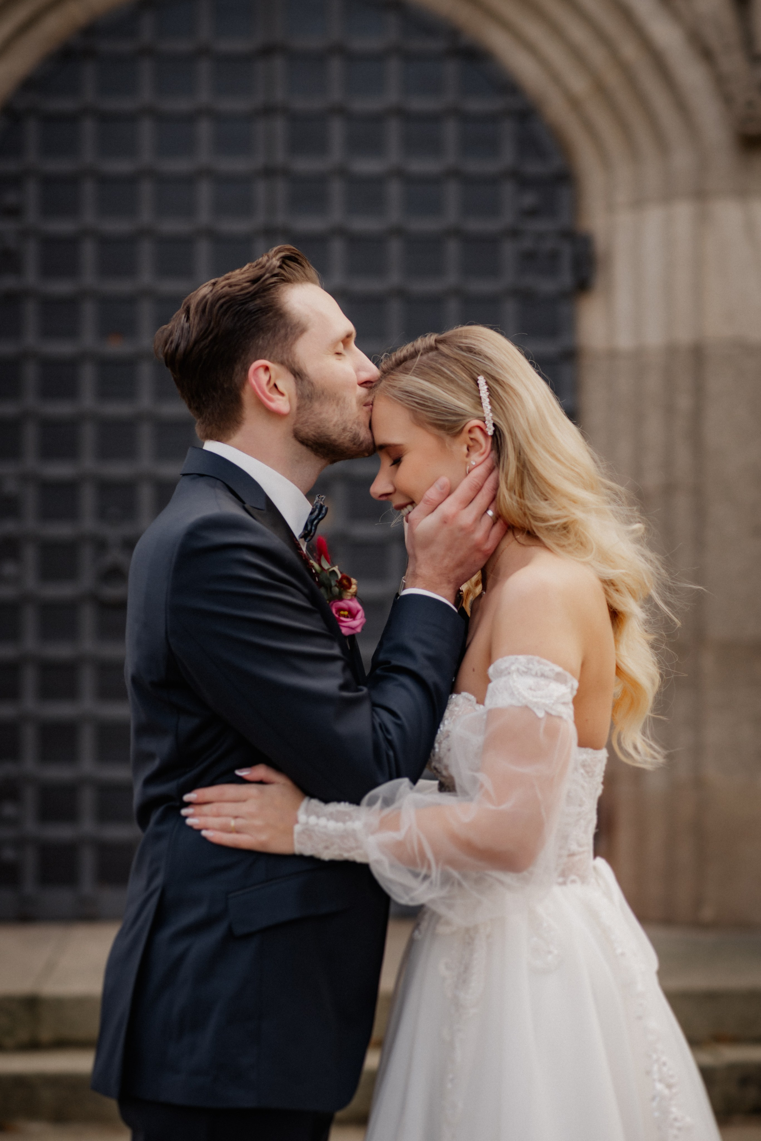 Bräutigam küsst die Braut auf den Stirn beim Heiraten in Neuendettelsau