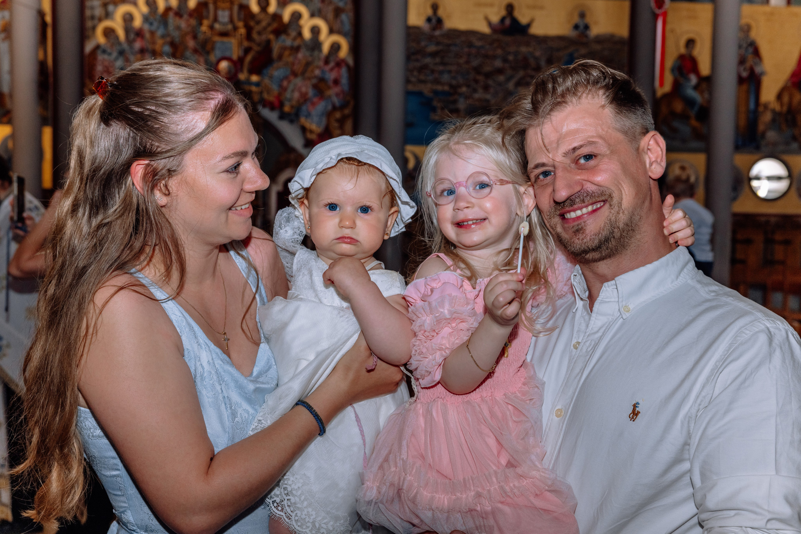 Familienfoto nach der Taufe – Glück und Freude in der Kirche