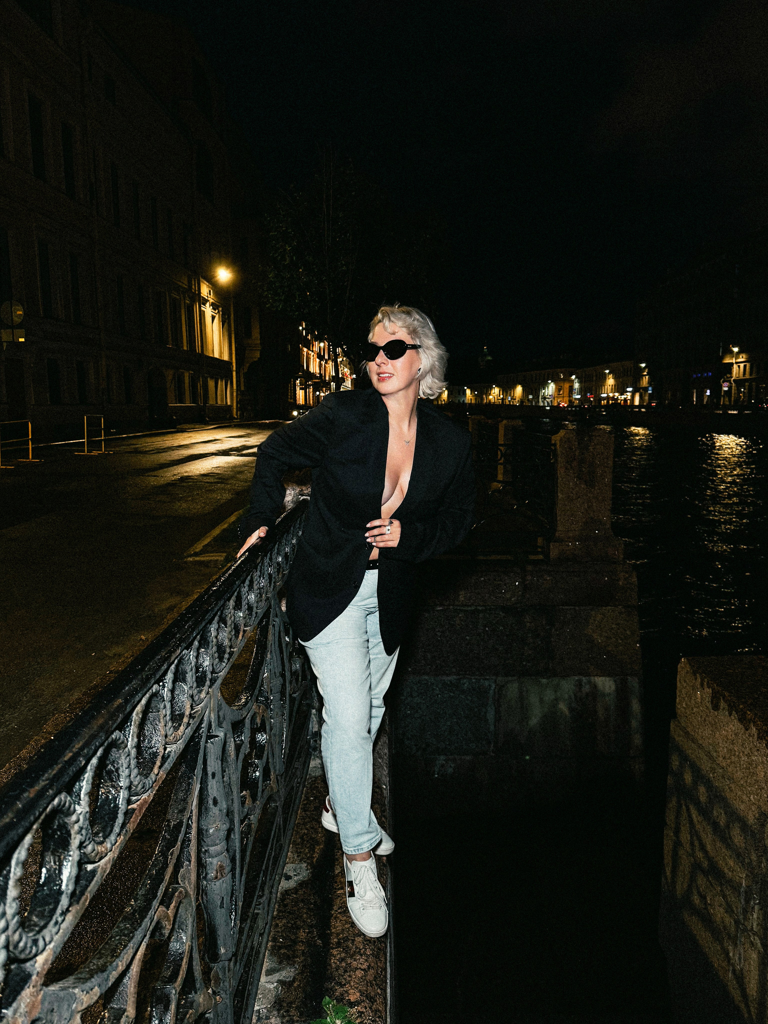 Modern Film Noir Photography | Bold Street Portrait Sessions. Videographer and photographer in New York // MAKAROV.VIDEO