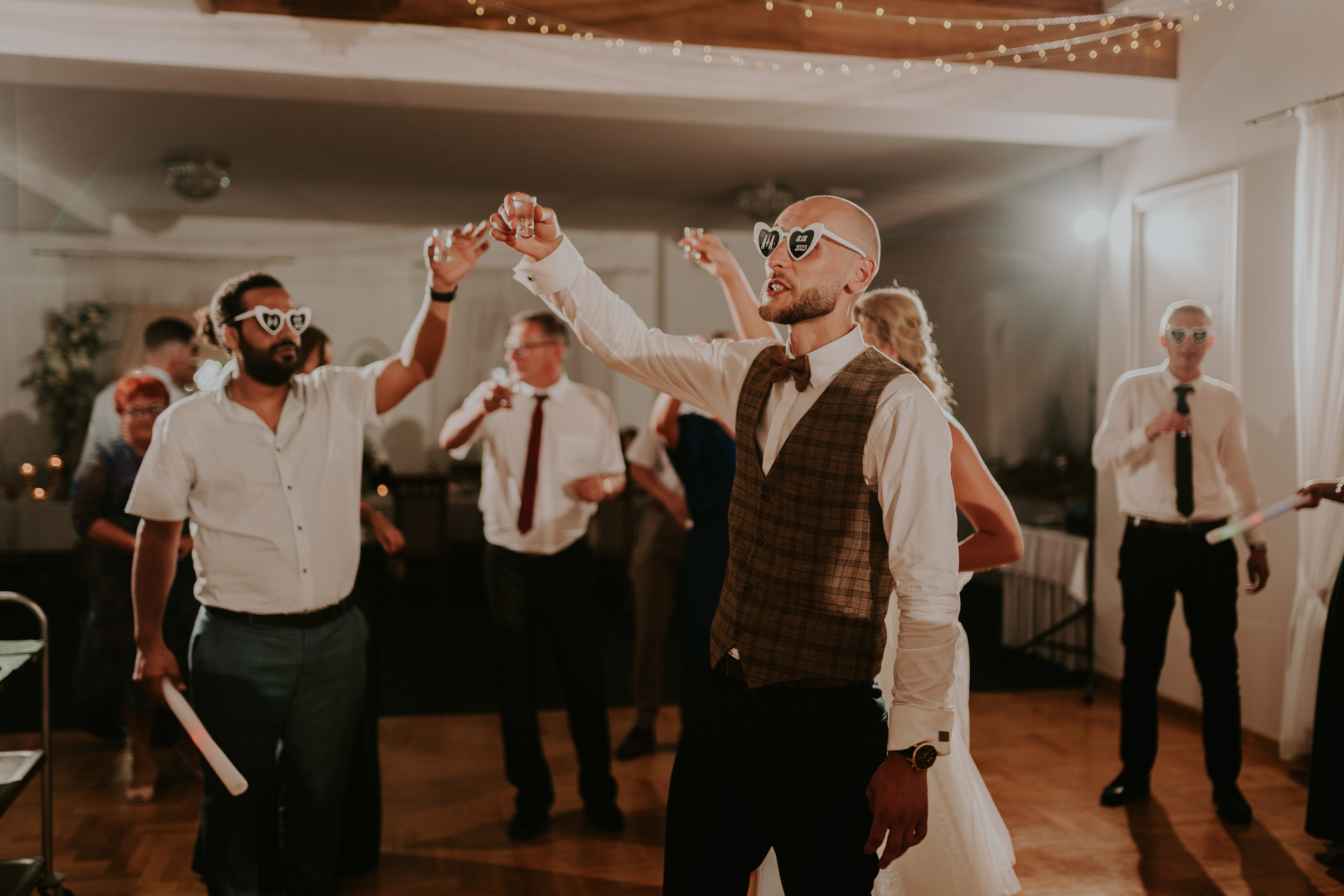 Dwór Wierzbno: plenerowy ślub pod wierzbą. Karkowskafoto - fotografia miłości