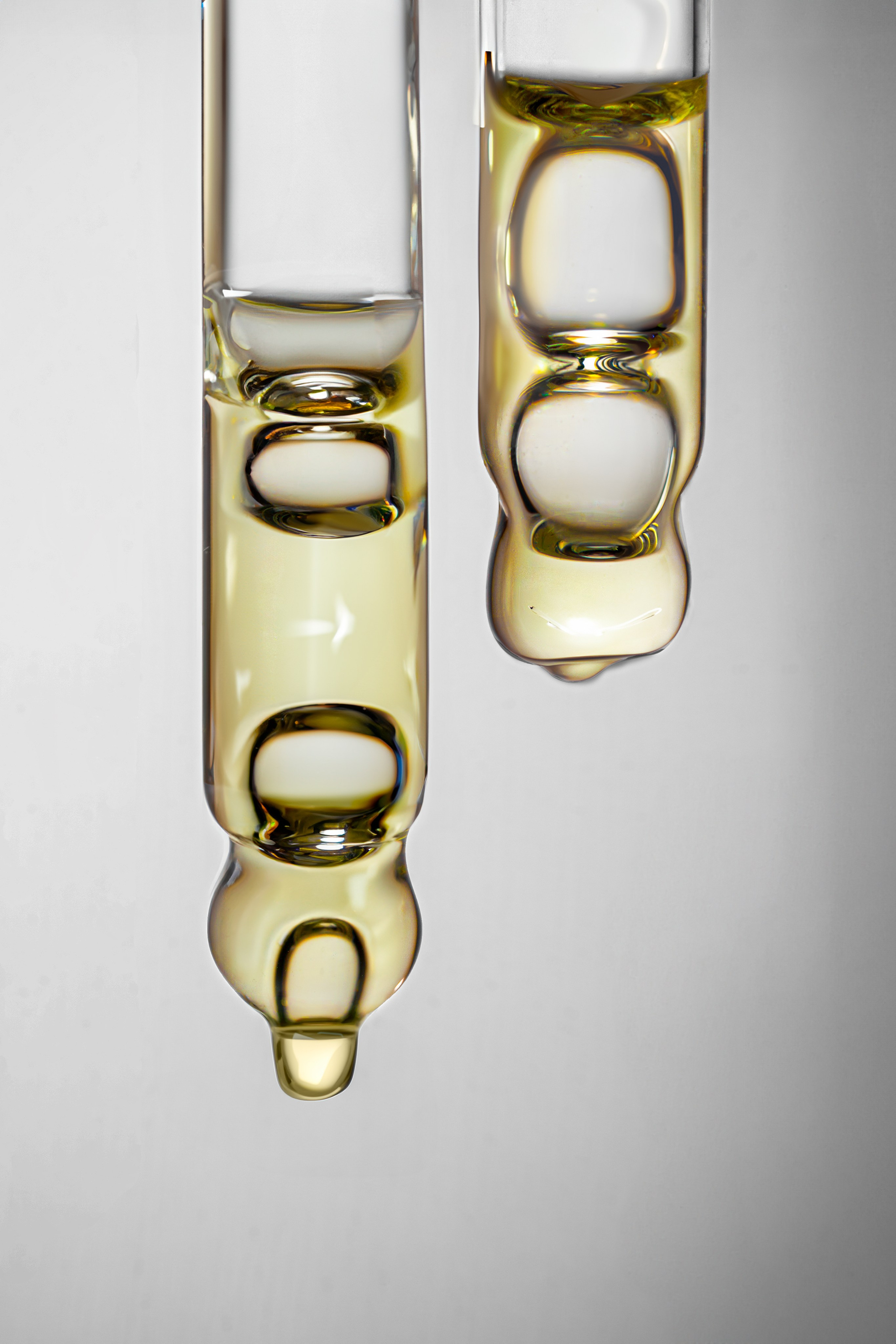 Foto publicitaria de estilo de vida de una pareja disfrutando de un día al aire libre