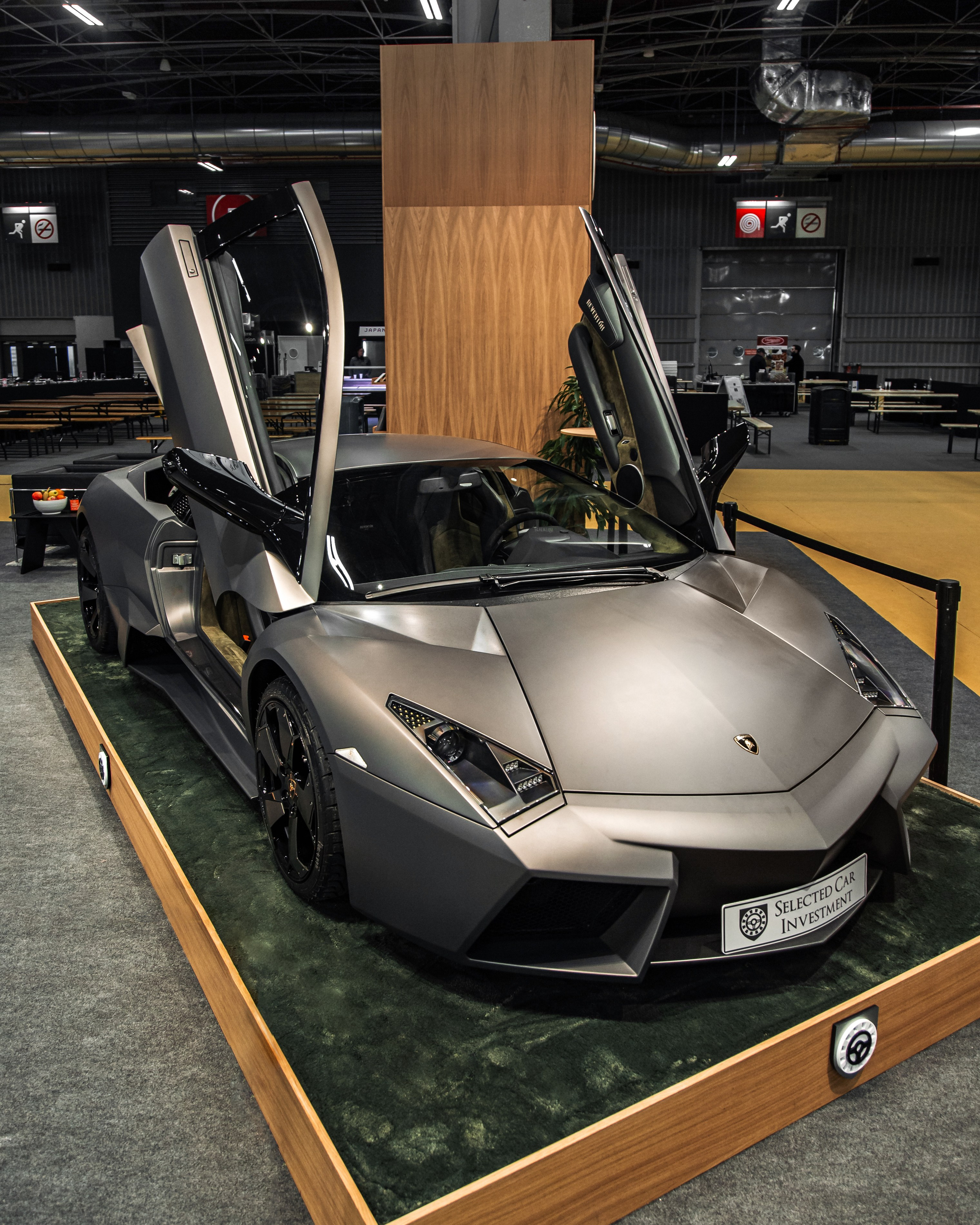 Retromobile 2023. Photographe de voitures à Paris — Vitalii Motruk