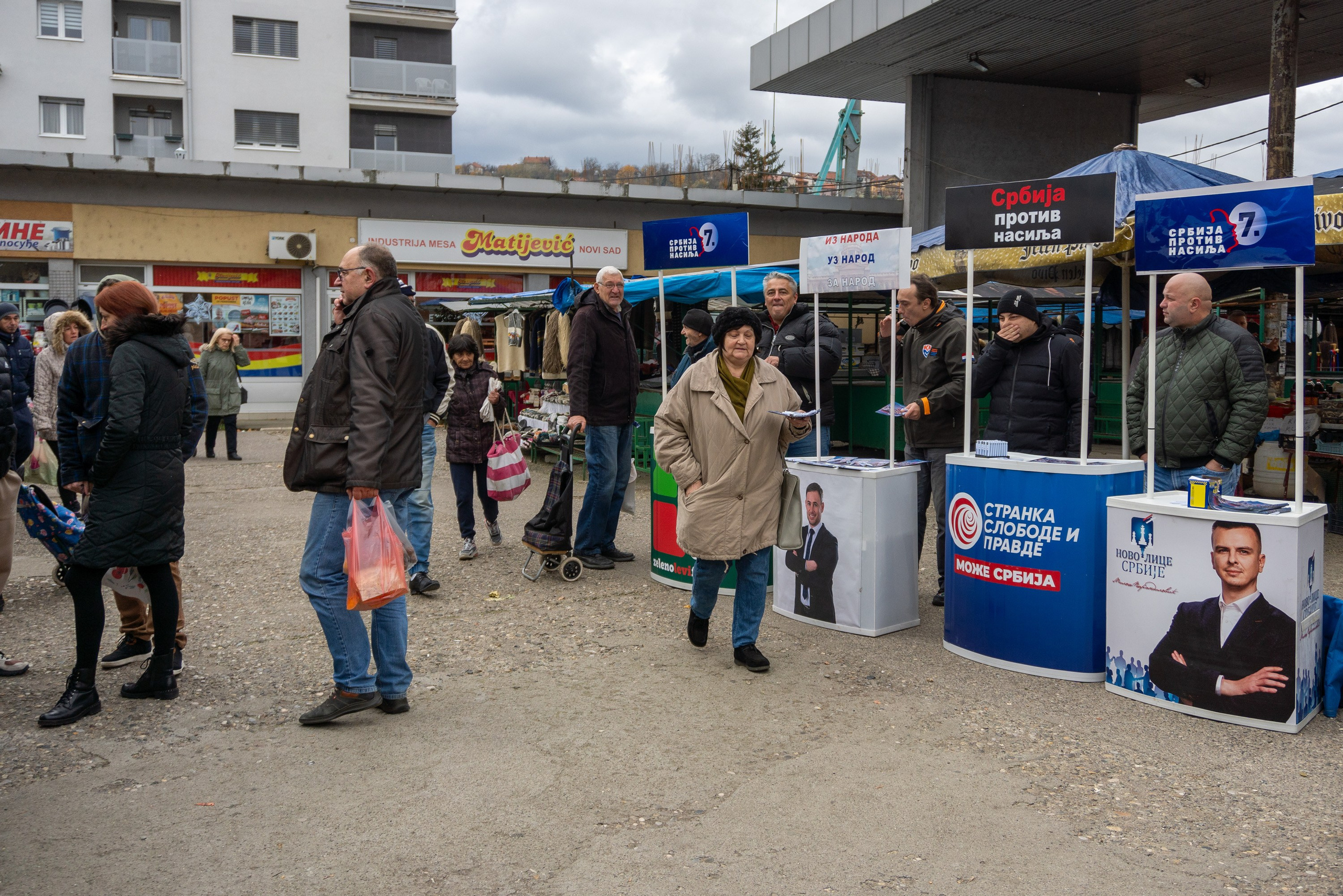 Листа „Србија против насиља” на градској пијаци упознавала грађане са програмом. Lokalni Front VA