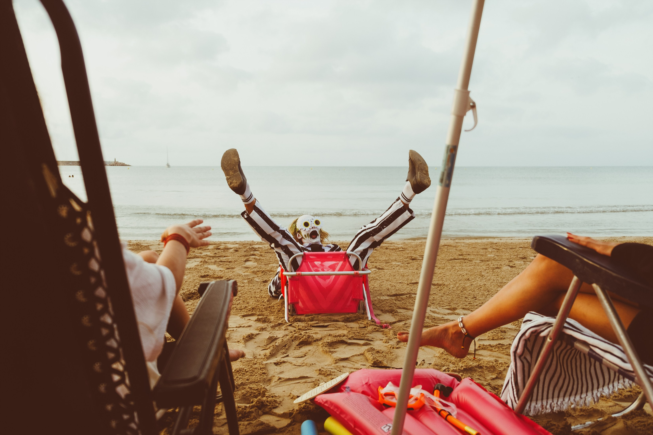 Beetlejuice на море: Экспериментальная фотосессия с цирковыми артистами — Фотограф Андрей Луковников
