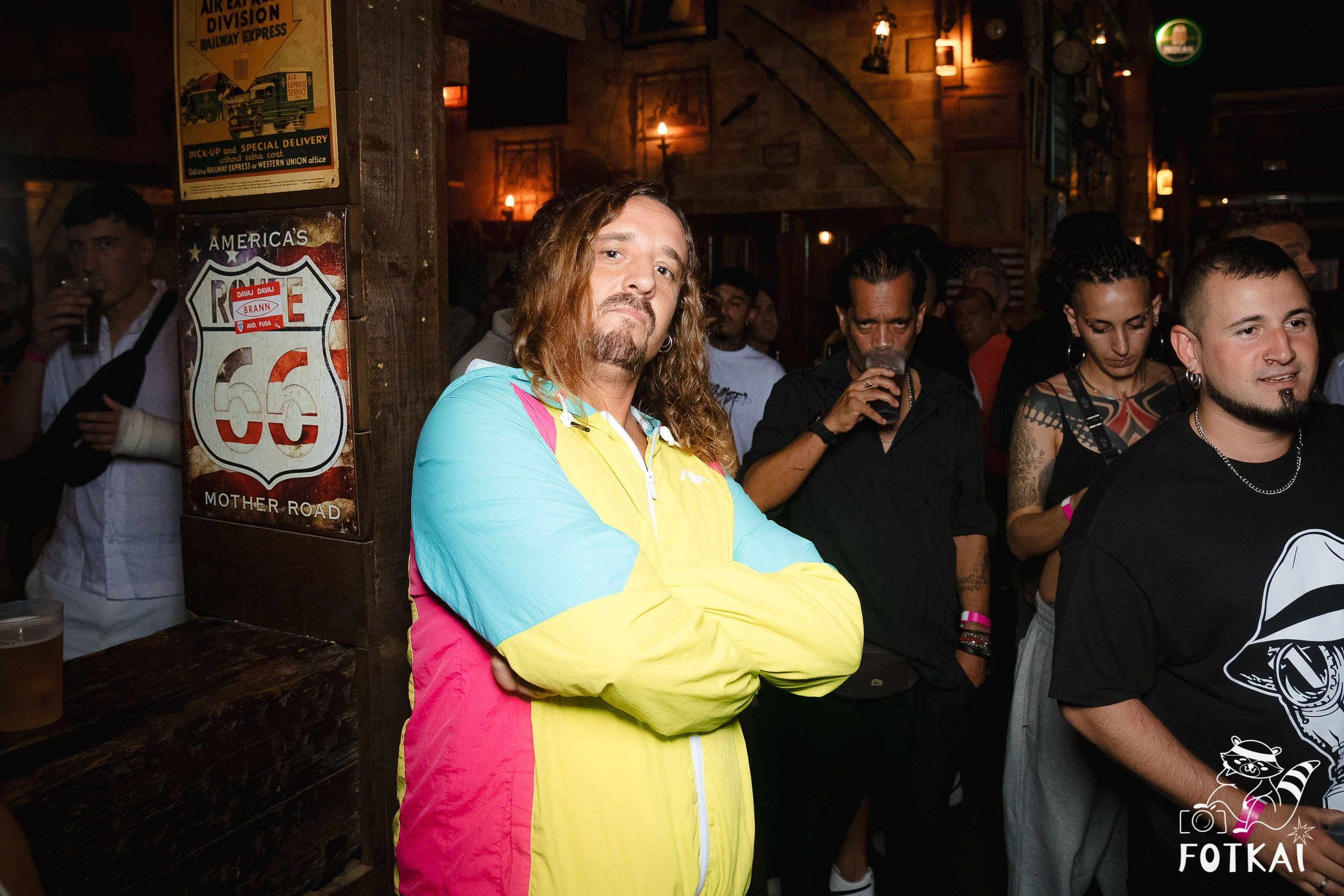 Fiesta Víspera de Festivo en El Paso Rock Bar – Hip Hop Old School | Reportaje fotográfico 08.10.2025 | FOTKAI