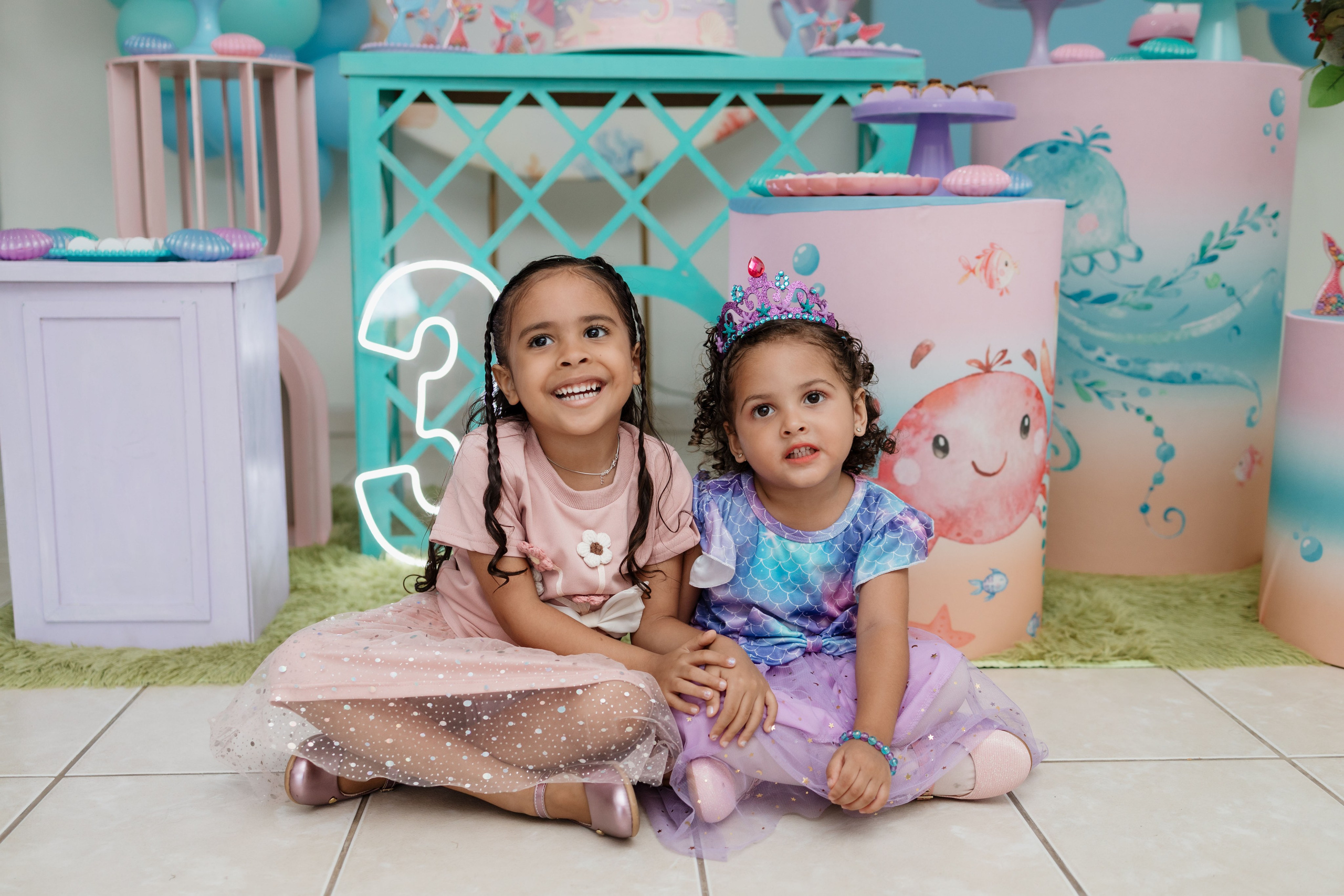 Crianças se encontrando no início da festa