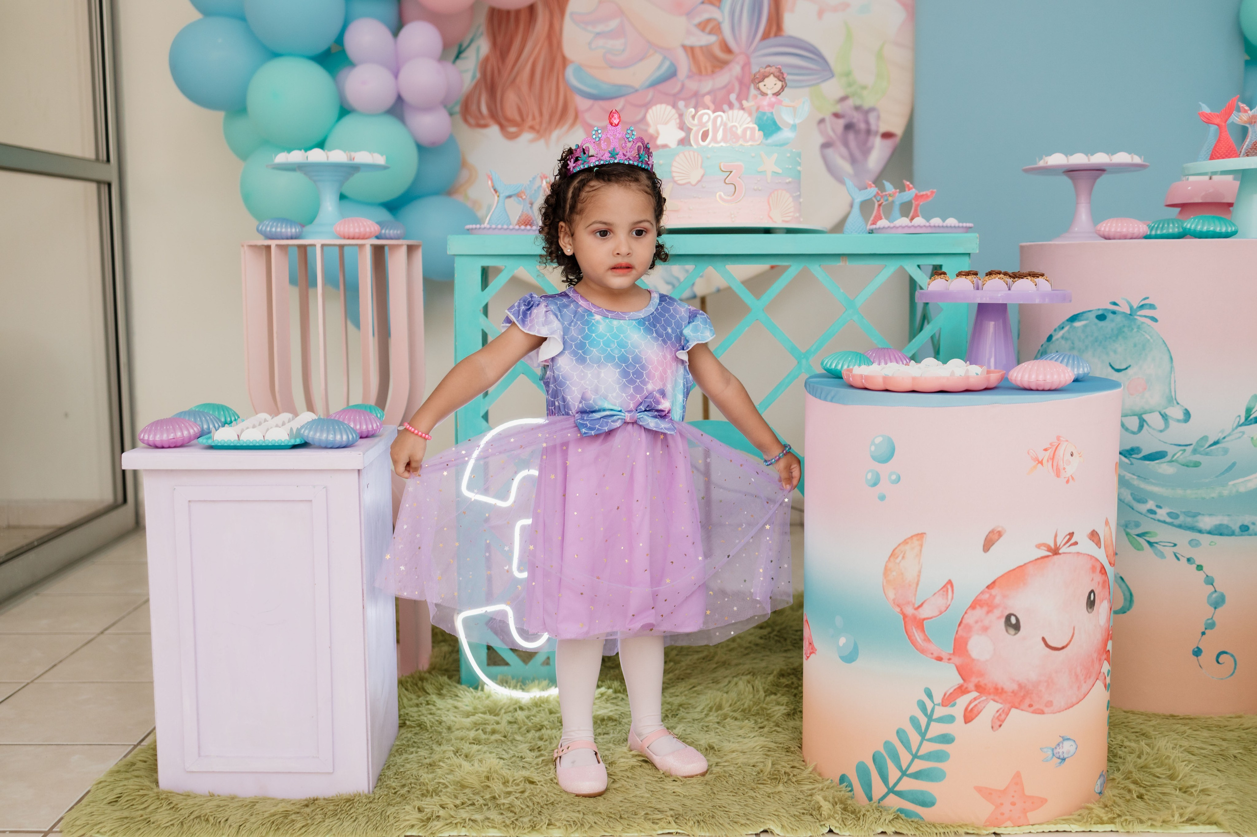 Elisa brincando de bailarina com roupa de sereia