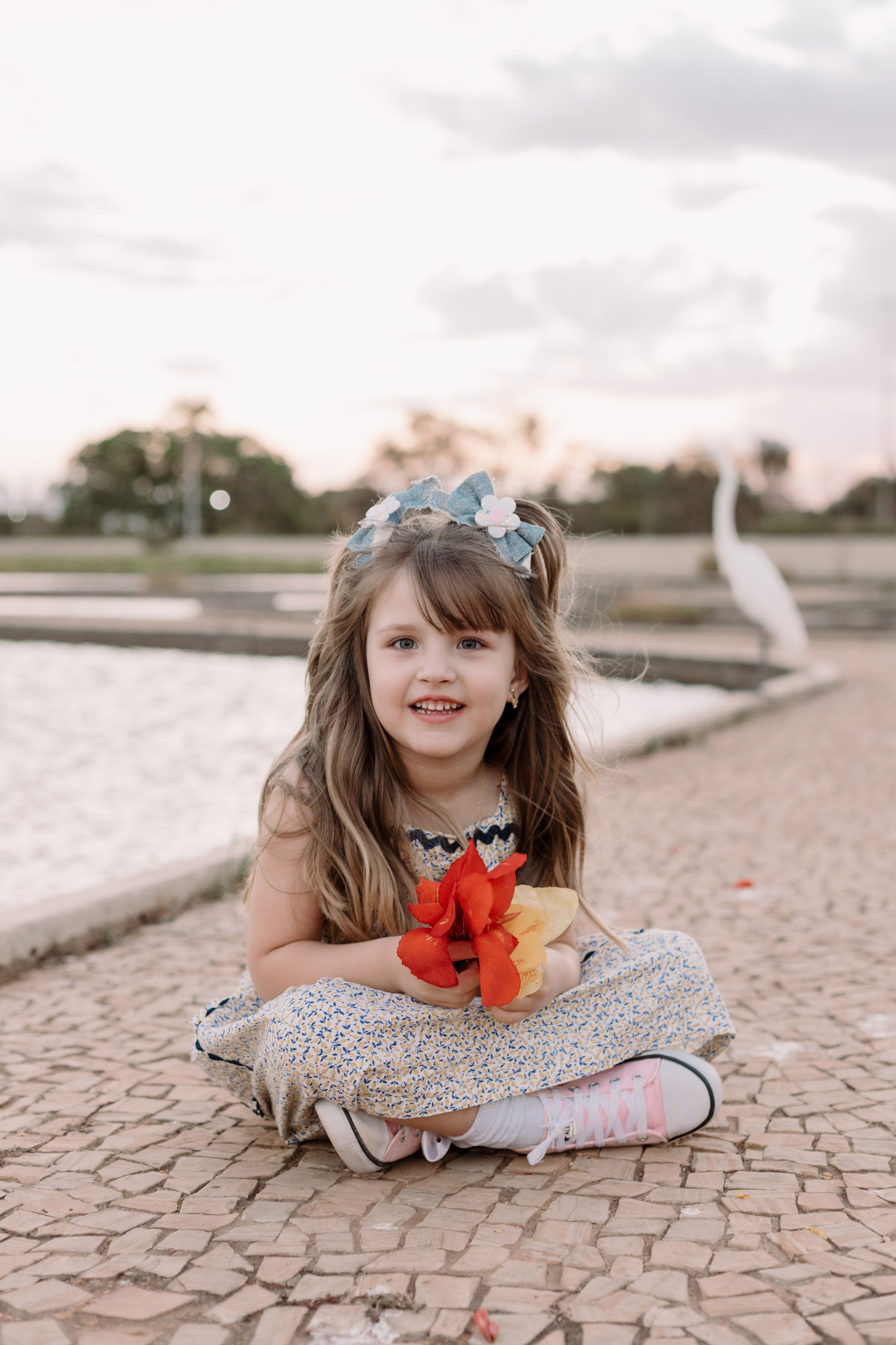 Criança se divertindo durante ensaio fotográfico
