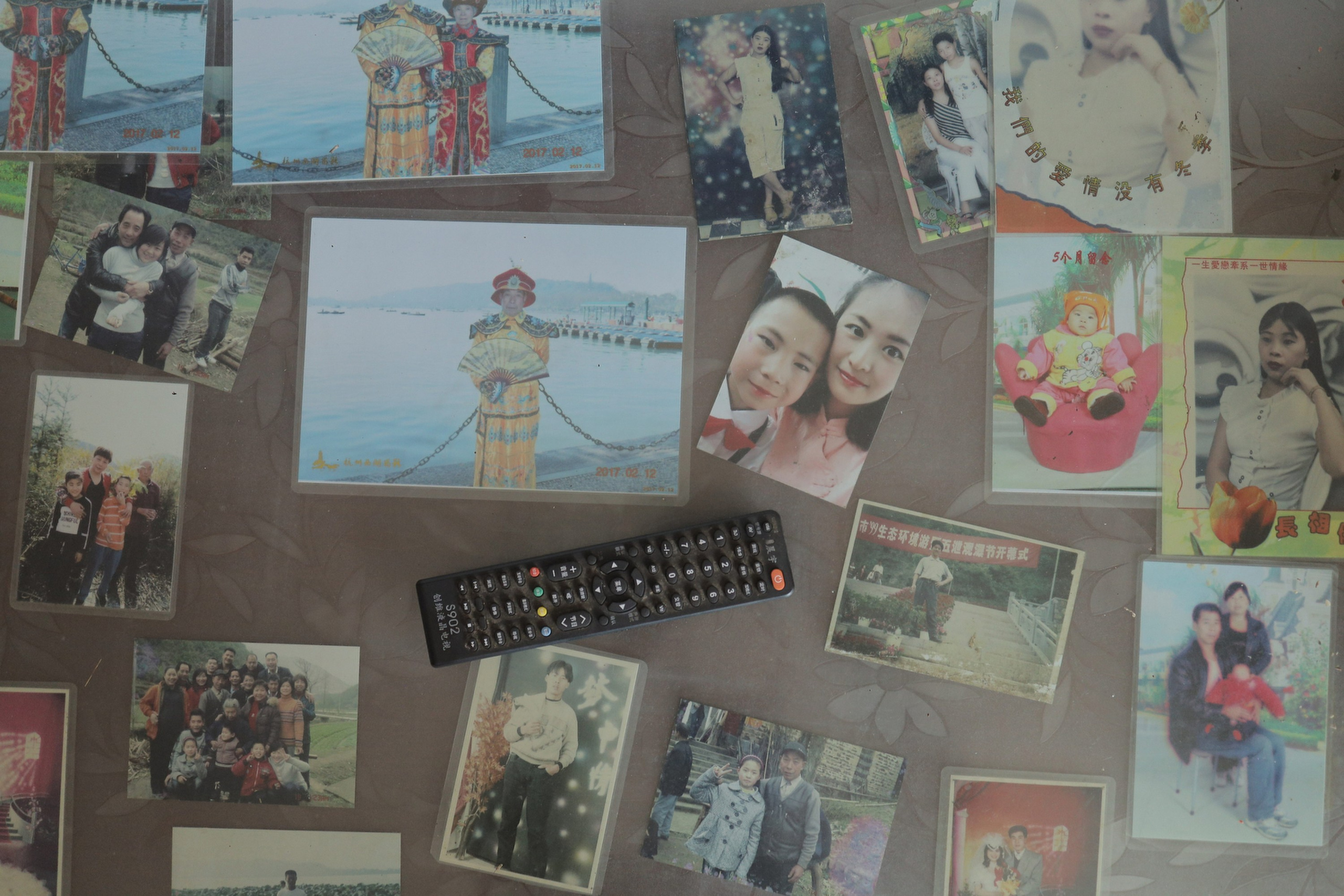 Villagers burn hay on the roadside in Gao Ban Ling Jiao in Zhuji, China. Aug 27, 2024. Ashes can be used as soil fertilizer for farming. The hay is usually corn stalks. The house behine is the village community center, where weddings, funerals, and festivals were once held. It’s rarely used nowadays.