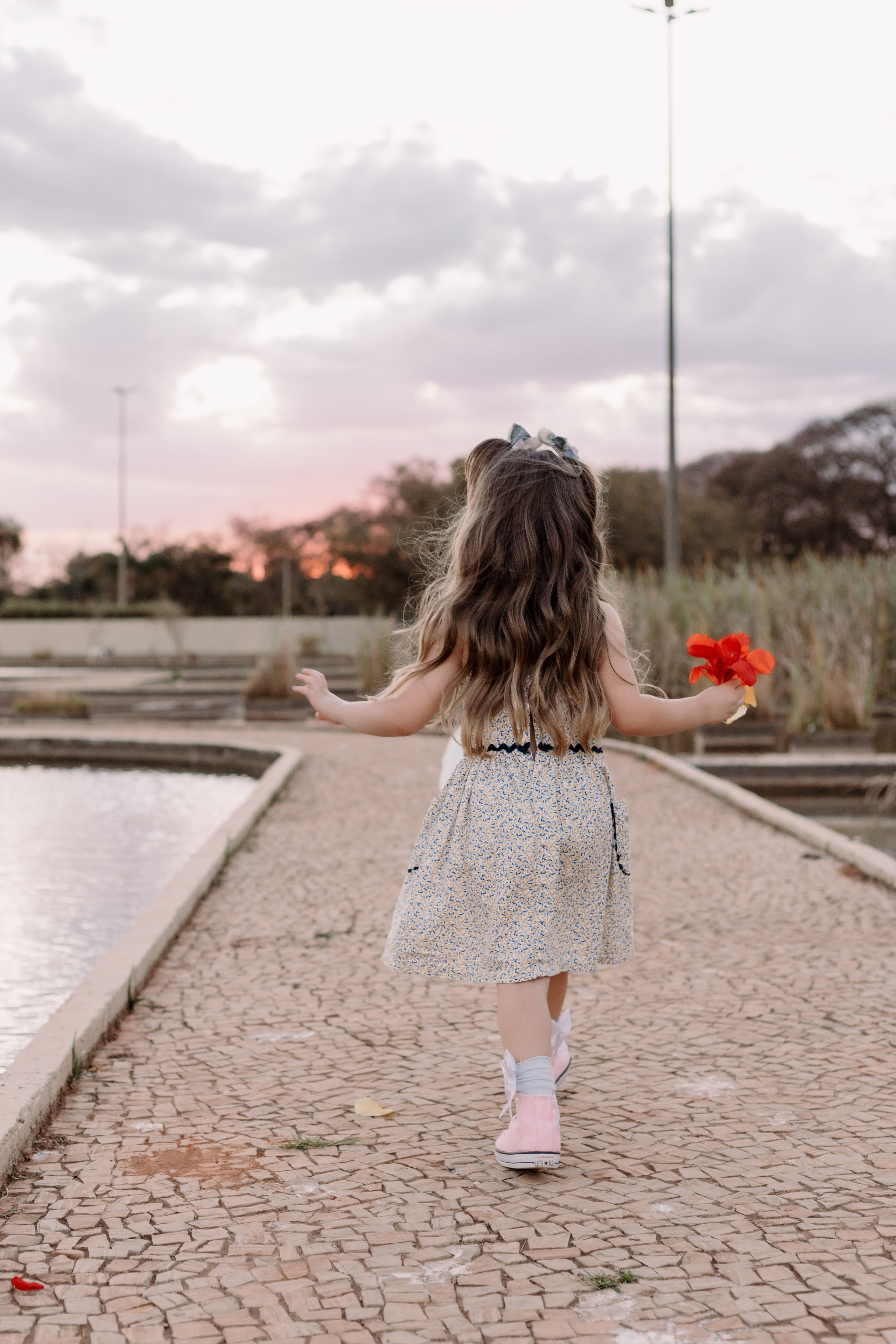 Criança se divertindo durante ensaio fotográfico