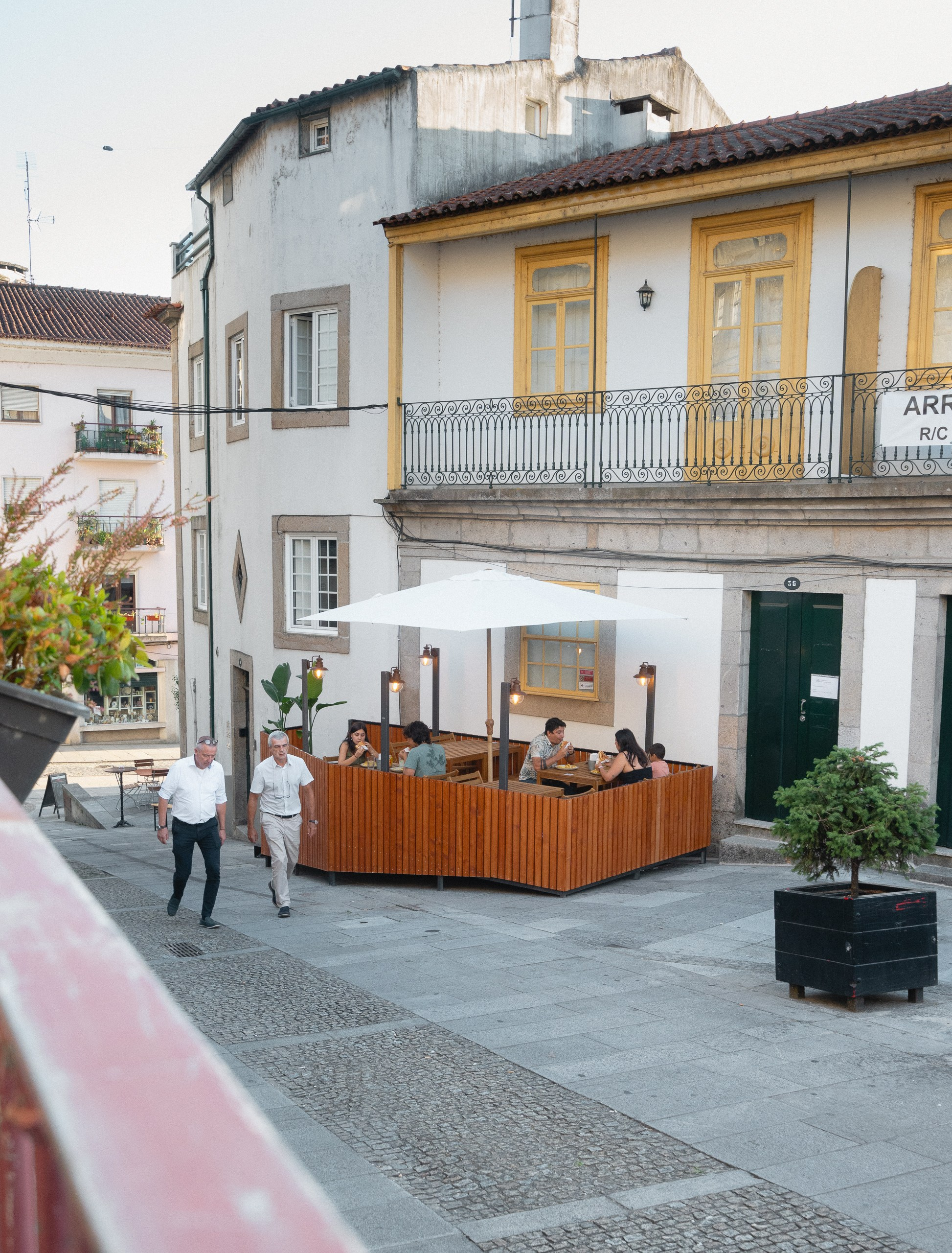 Fotografia de arquitetura e restauração focada na esplanada e fachada de um restaurante no norte de Portugal, captada pela Khave Media