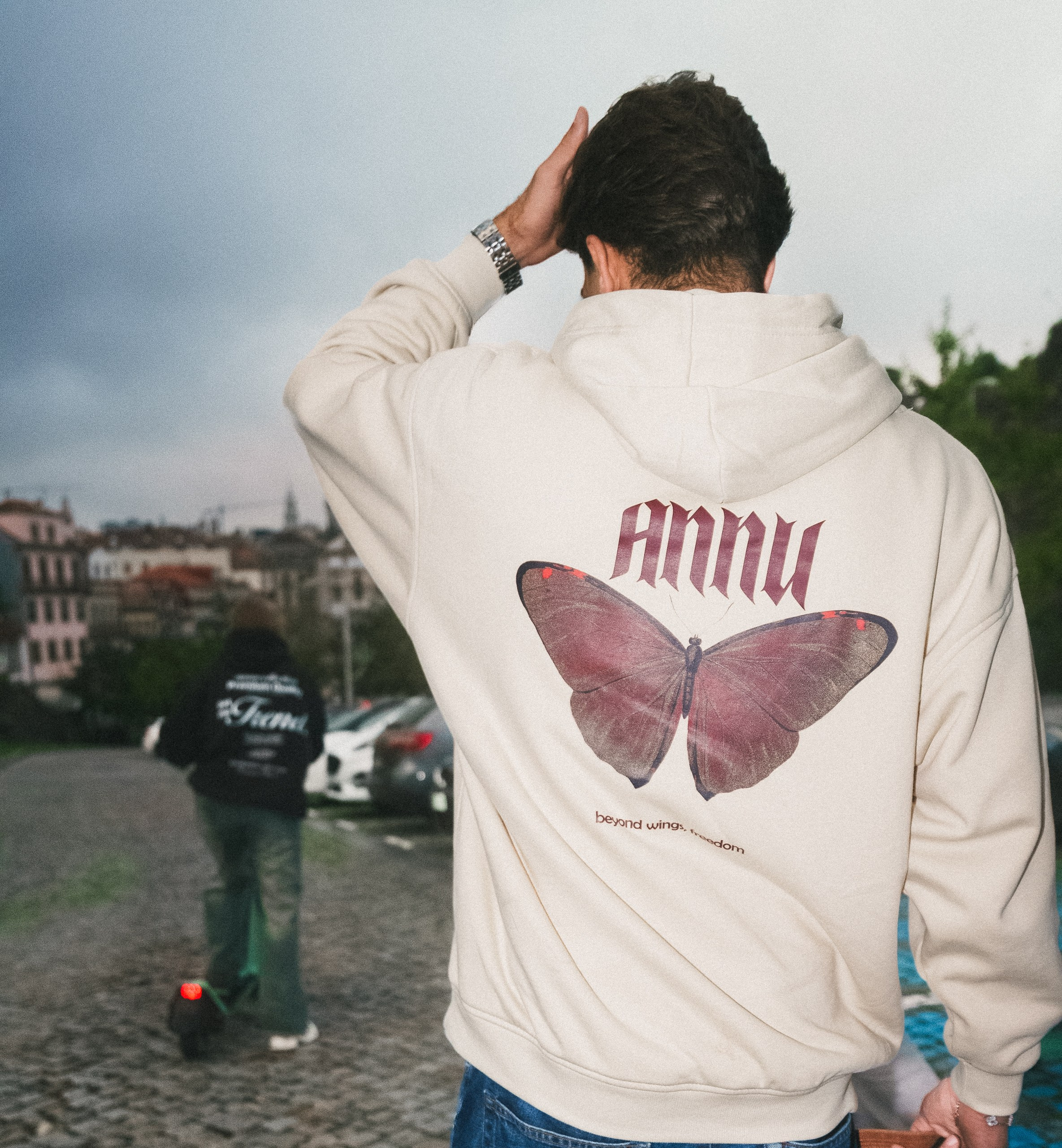 Fotografia de moda e produto destacando as costas de um hoodie bege com estampado de borboleta, produzida pela Khave Media