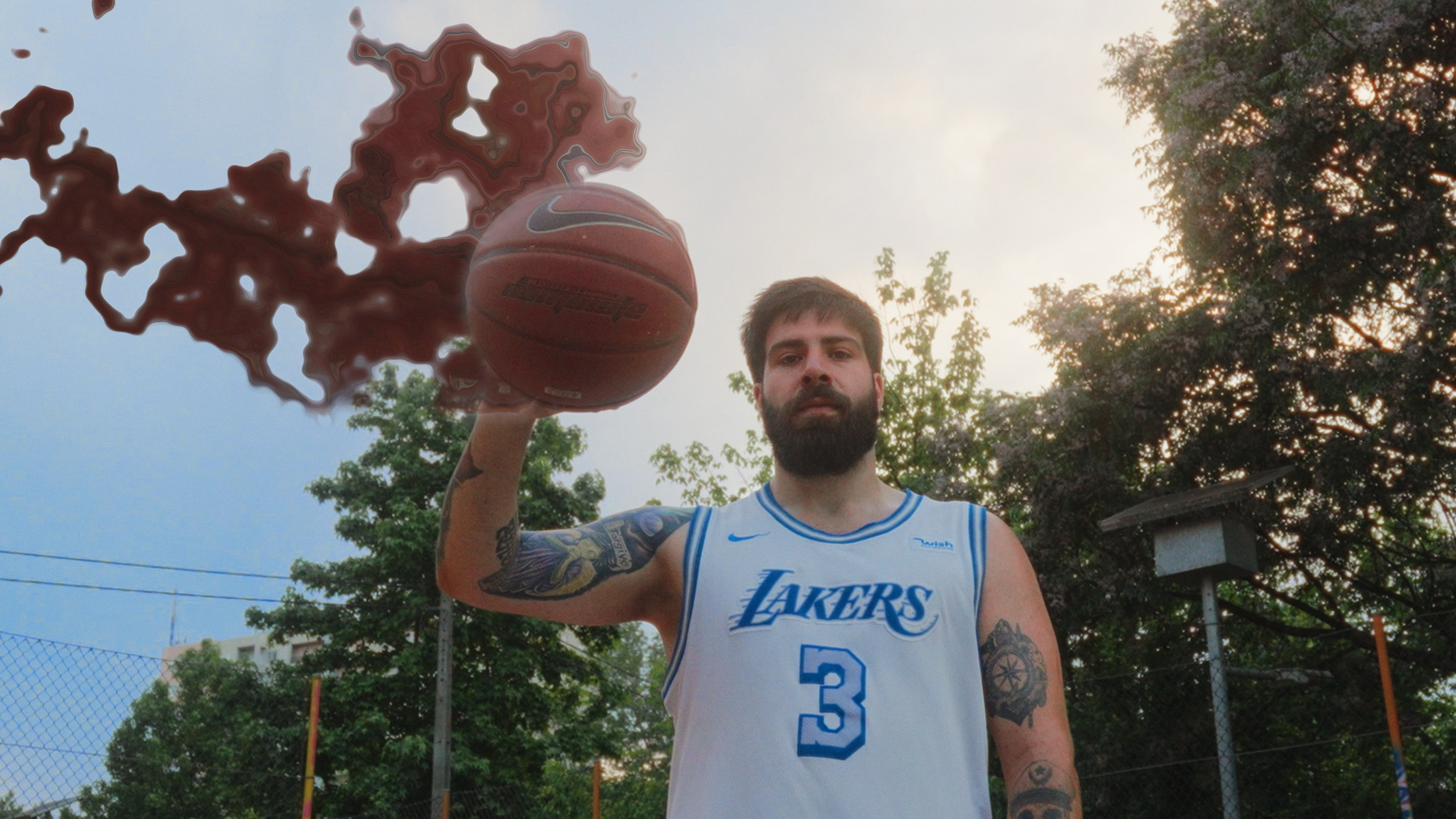 Fotografia desportiva e criativa num ângulo contrapicado de um jogador de basquetebol com efeito dinâmico na bola, produzida pela Khave Media no norte de Portugal